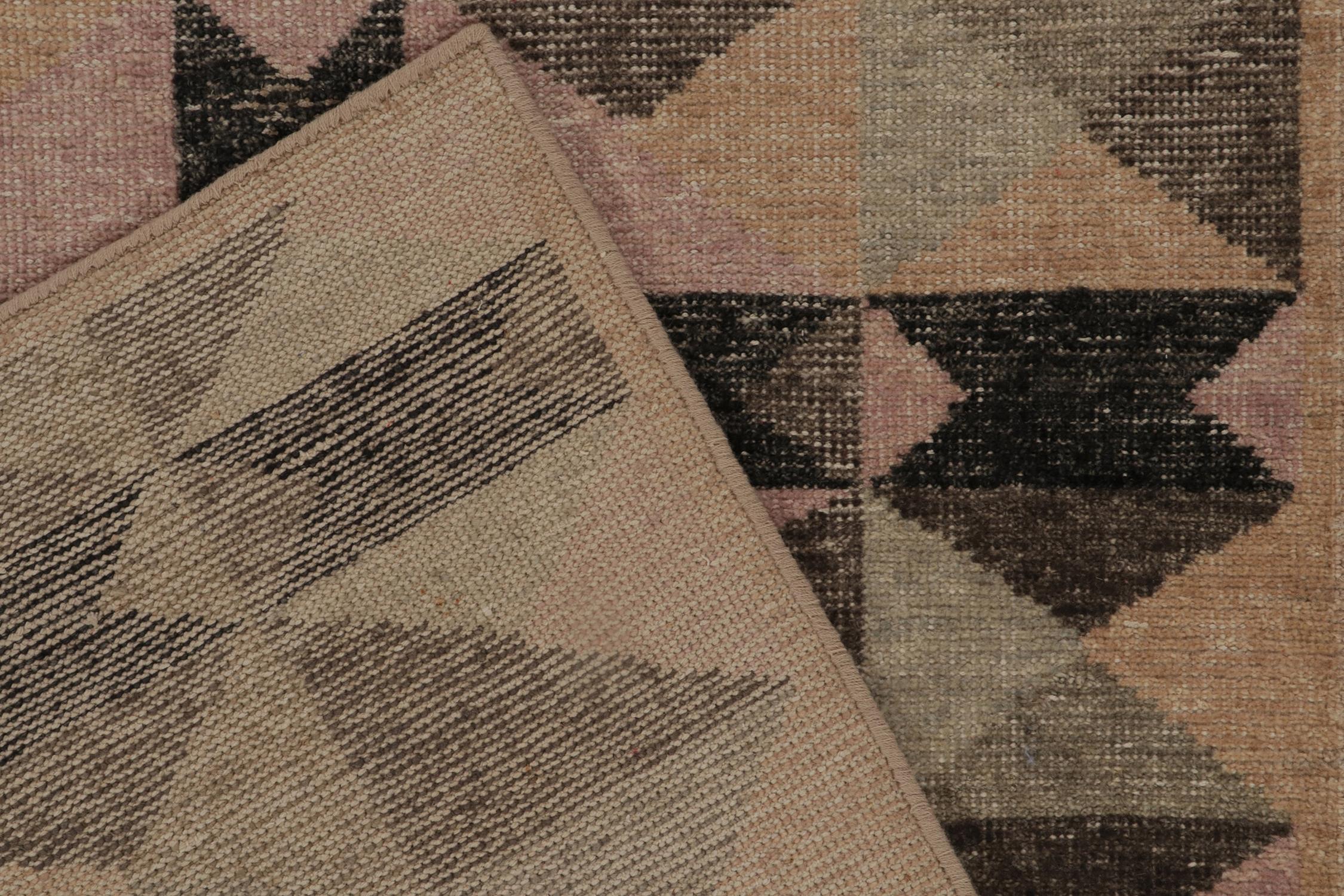 Teppich &amp; Kilims Distressed Style Läufer in Beige, Schwarz, Rosa skandinavischem Muster (21. Jahrhundert und zeitgenössisch) im Angebot