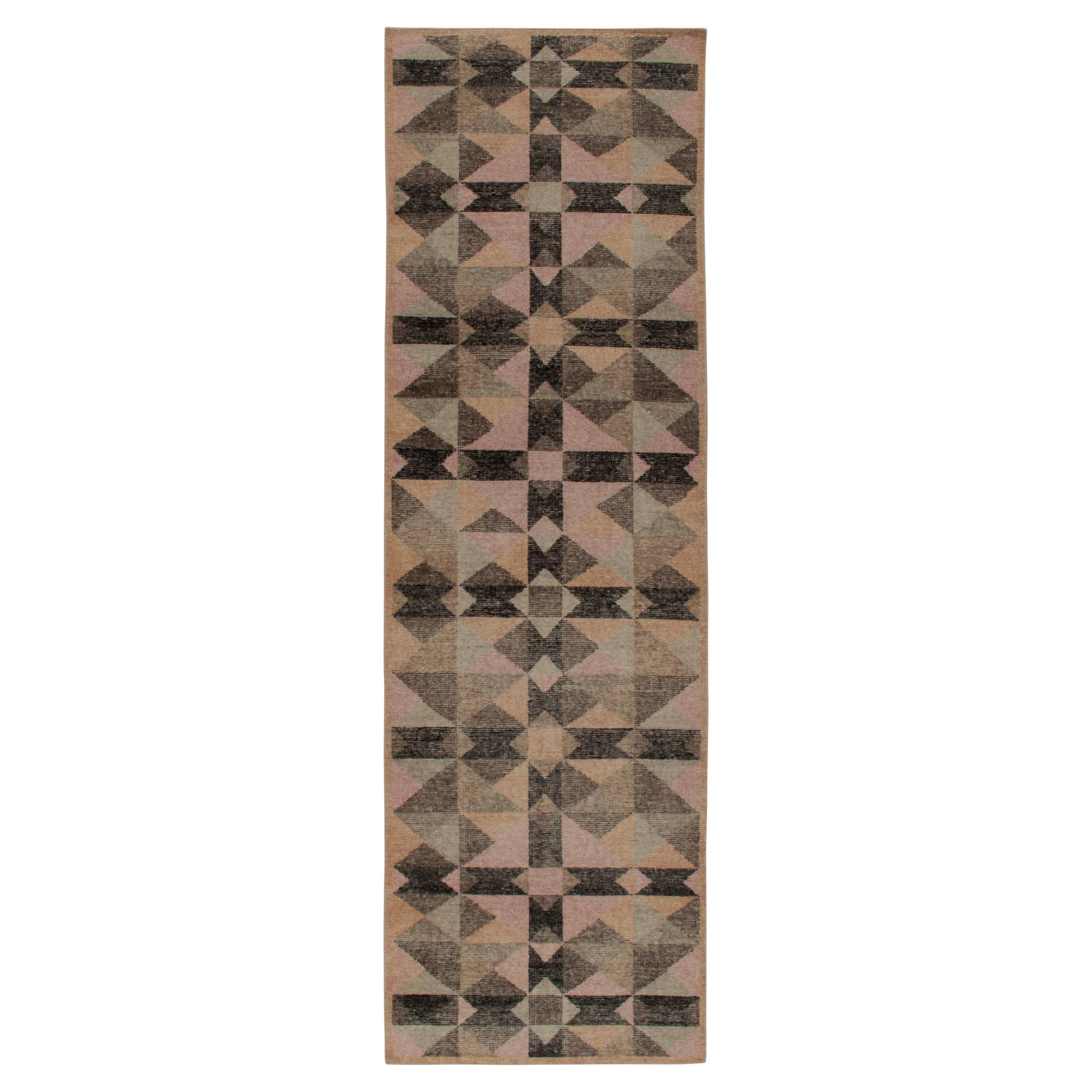 Rug & Kilim è un runner in stile degradato in beige, nero e rosa con motivi scandinavi.