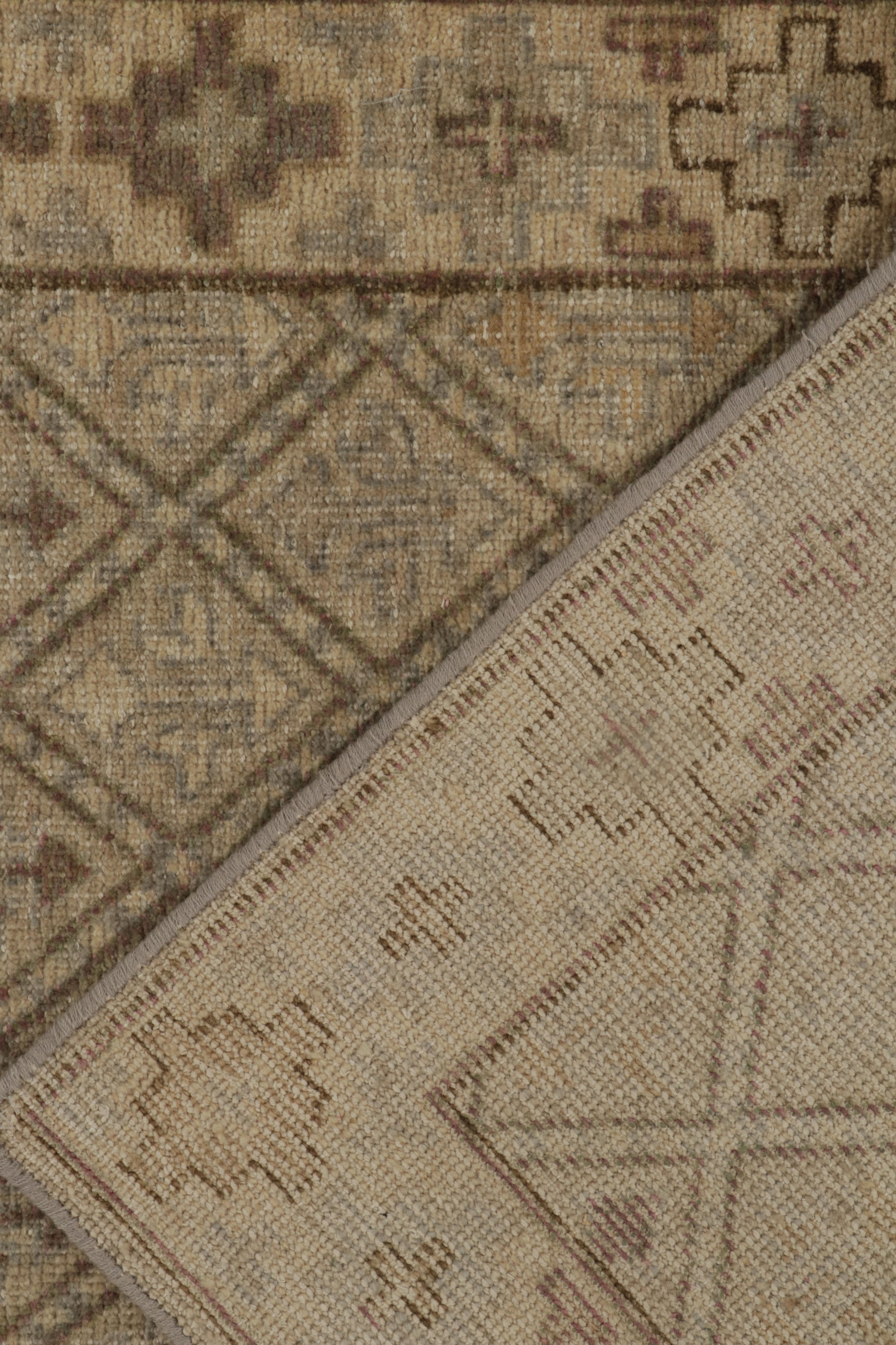 Rug & Kilim's Distressed Style Läufer in Beige-Braun & Grauen Stammesmustern (21. Jahrhundert und zeitgenössisch) im Angebot