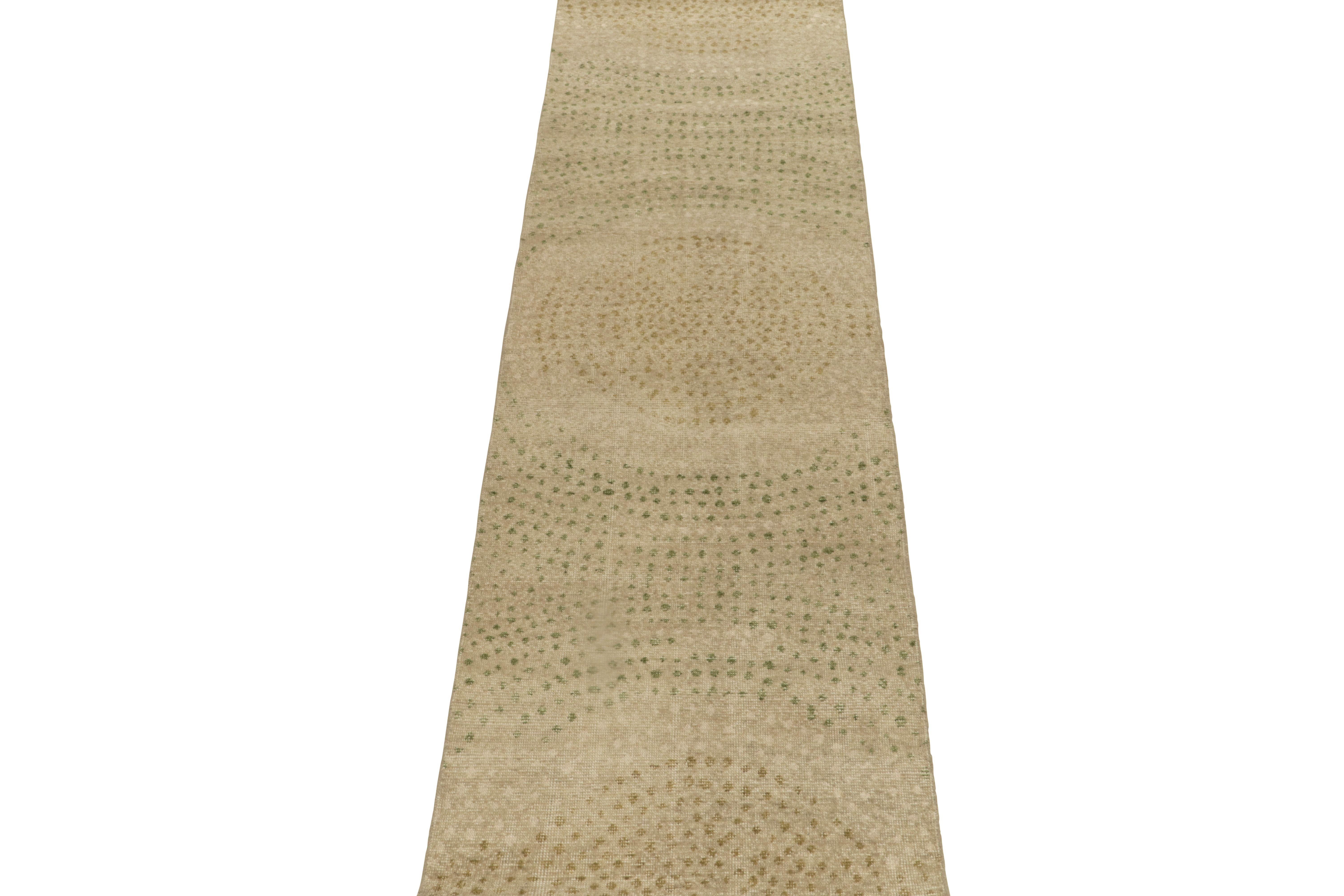 Ein 3x10 handgeknüpfter Woll-Läufer aus den modernen Inspirationen der enzyklopädischen Homage Collection'S von Rug & Kilim.

Über das Design: 

Dieser Teppich ist eine kühne Ergänzung unseres Experiments mit Punktmustern, mit einer erfrischenden