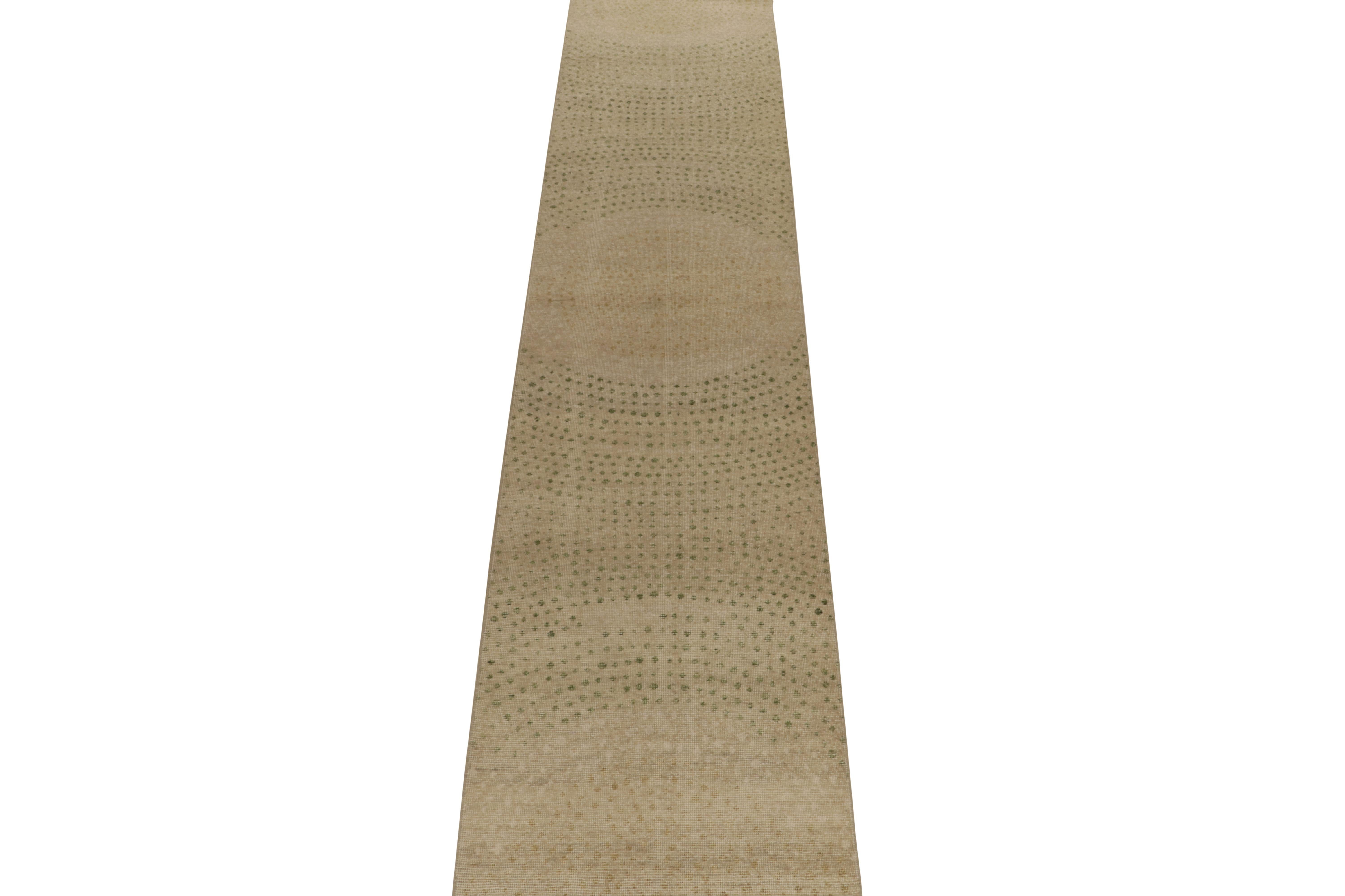 Rug & Kilim's Distressed Style Läufer in Beige & Grün Abstrakte Dots Muster (Moderne) im Angebot