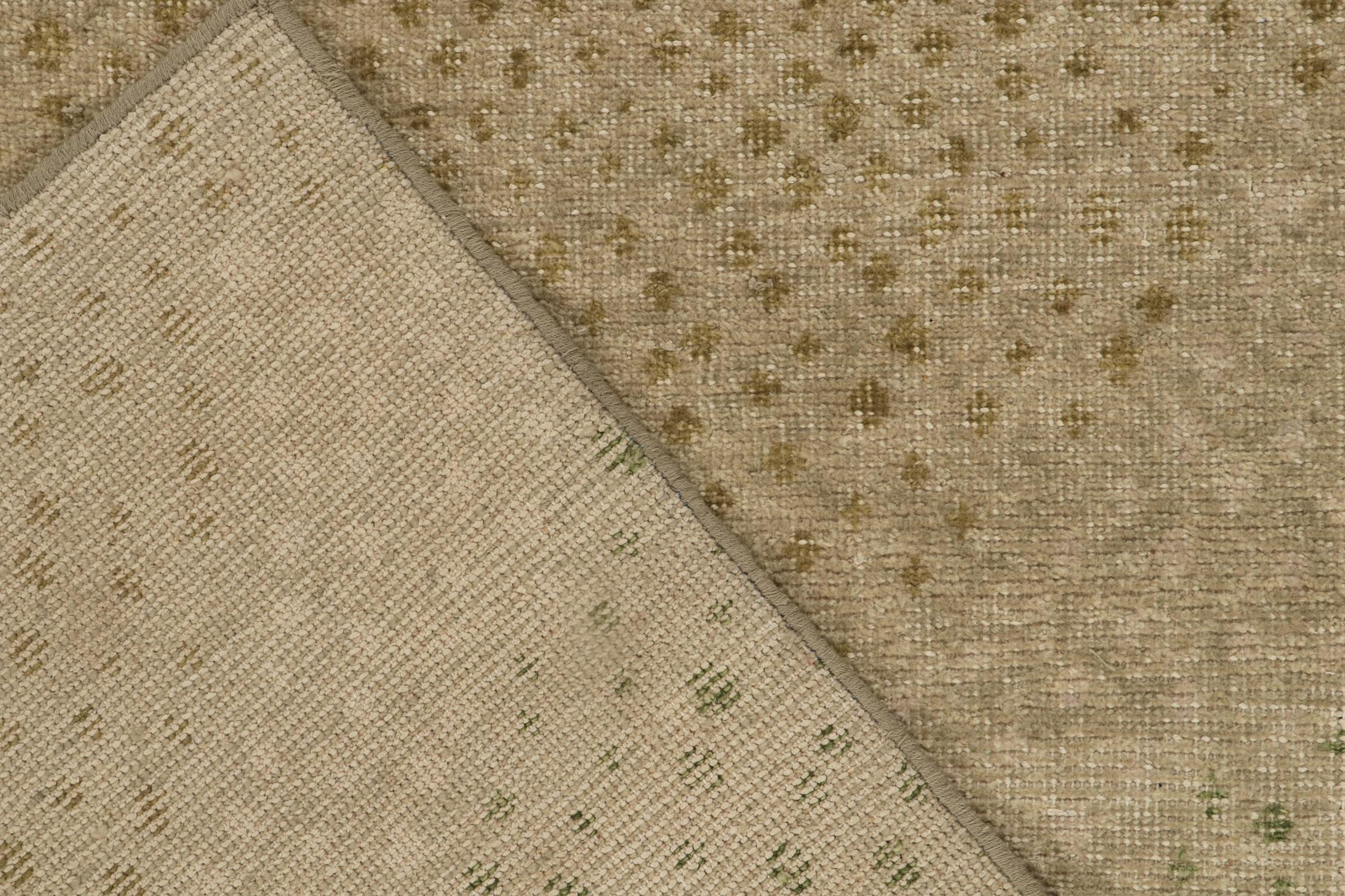 Rug & Kilim's Distressed Style Läufer in Beige & Grün Abstrakte Dots Muster im Zustand „Neu“ im Angebot in Long Island City, NY