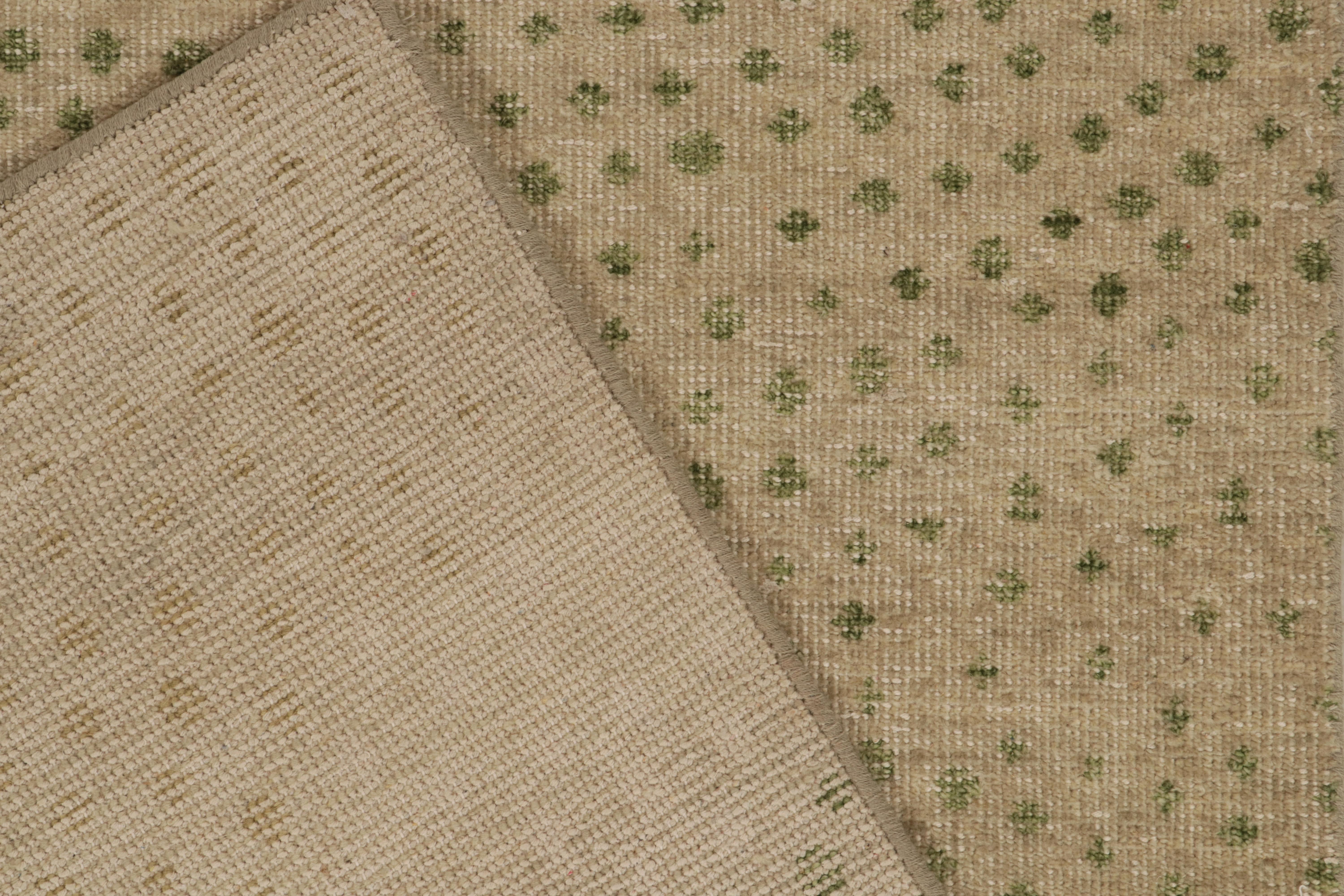 Rug & Kilim's Distressed Style Läufer in Beige & Grün Abstrakte Dots Muster (21. Jahrhundert und zeitgenössisch) im Angebot
