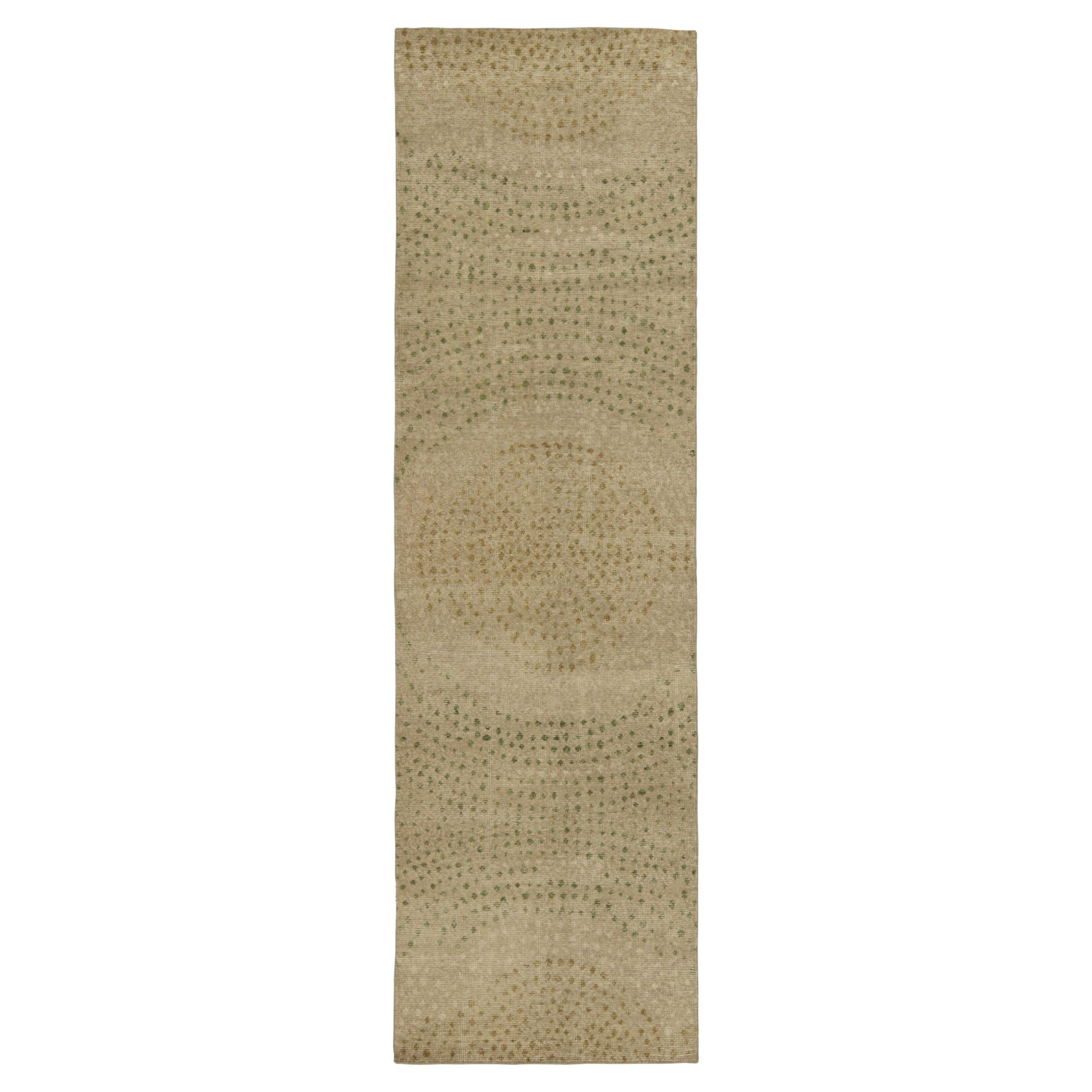 Rug & Kilim's Distressed Style Läufer in Beige & Grün Abstrakte Dots Muster