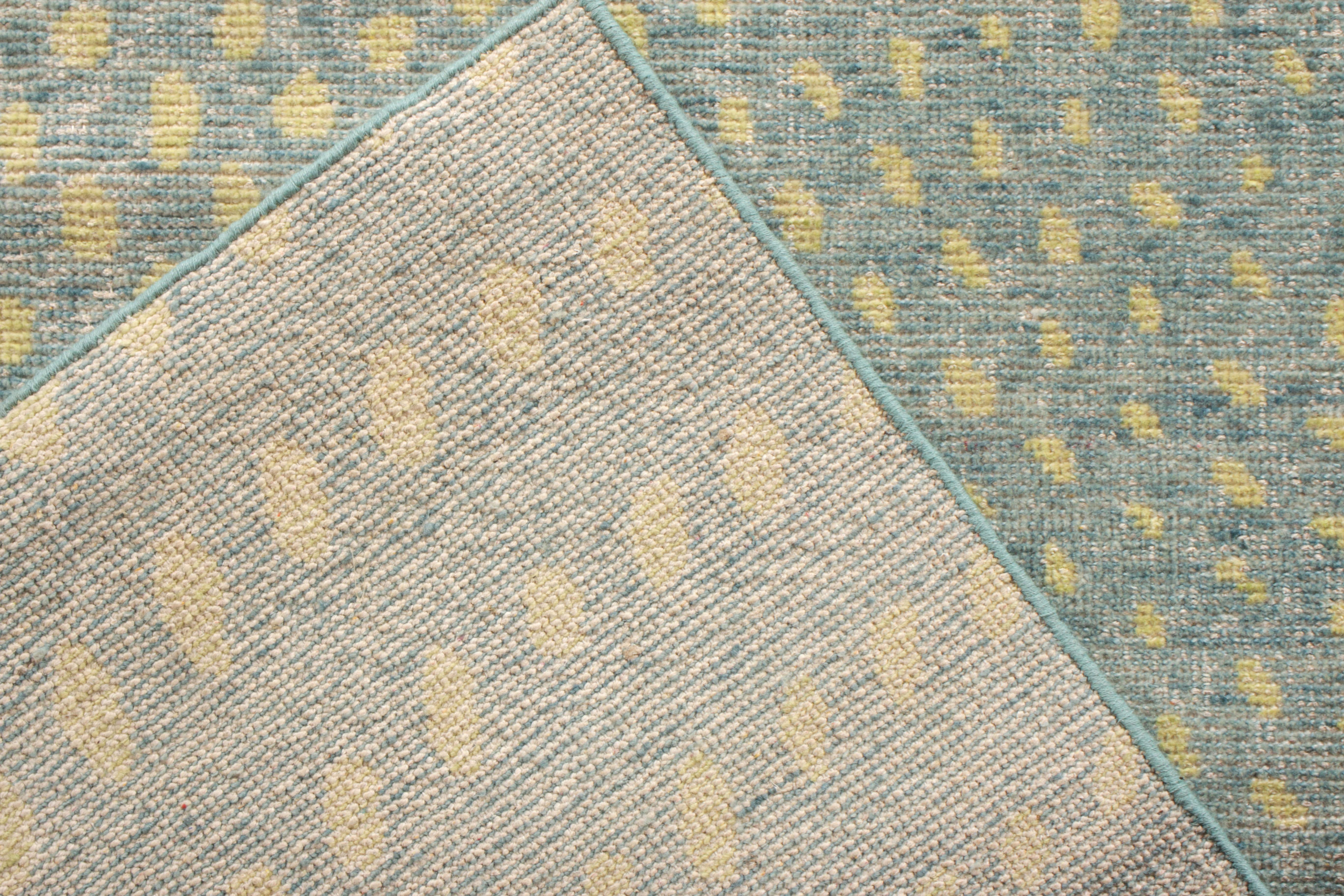 Noué à la main Tapis & Kilim's Distressed Style Runner in Blue, Yellow Geometric Pattern (en anglais) en vente