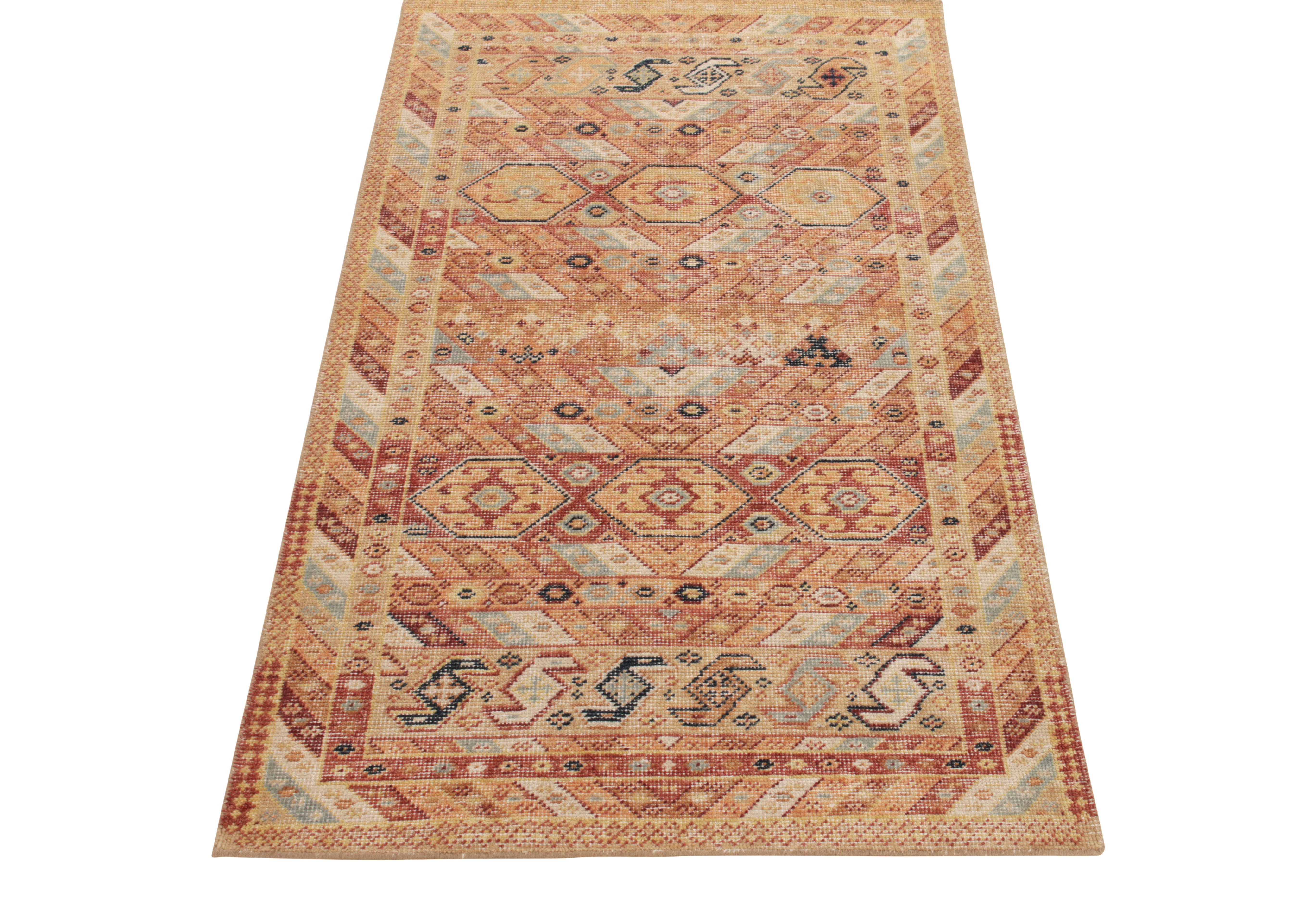 Con una classica sensibilità tribale, un runner 3 x 6 in stile angosciato della collezione Homage di Rug & Kilim presenta un nitido motivo geometrico in splendida ripetizione, con colori arancio mandarino, pesca, giallo canarino e rosso scarlatto