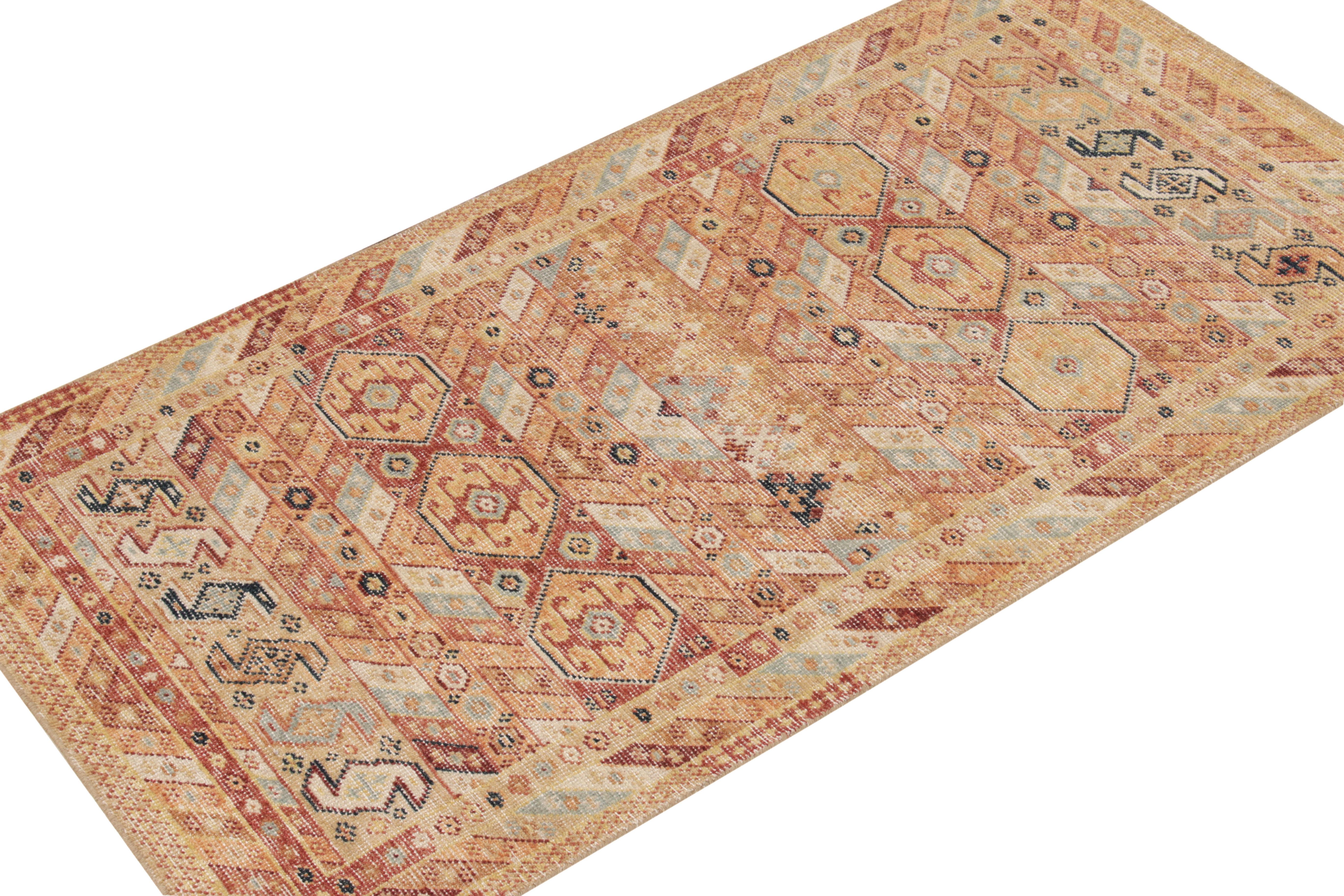 Tribale Rug & Kilim è un runner in stile distrutto con motivo tribale arancione, oro e rosso in vendita