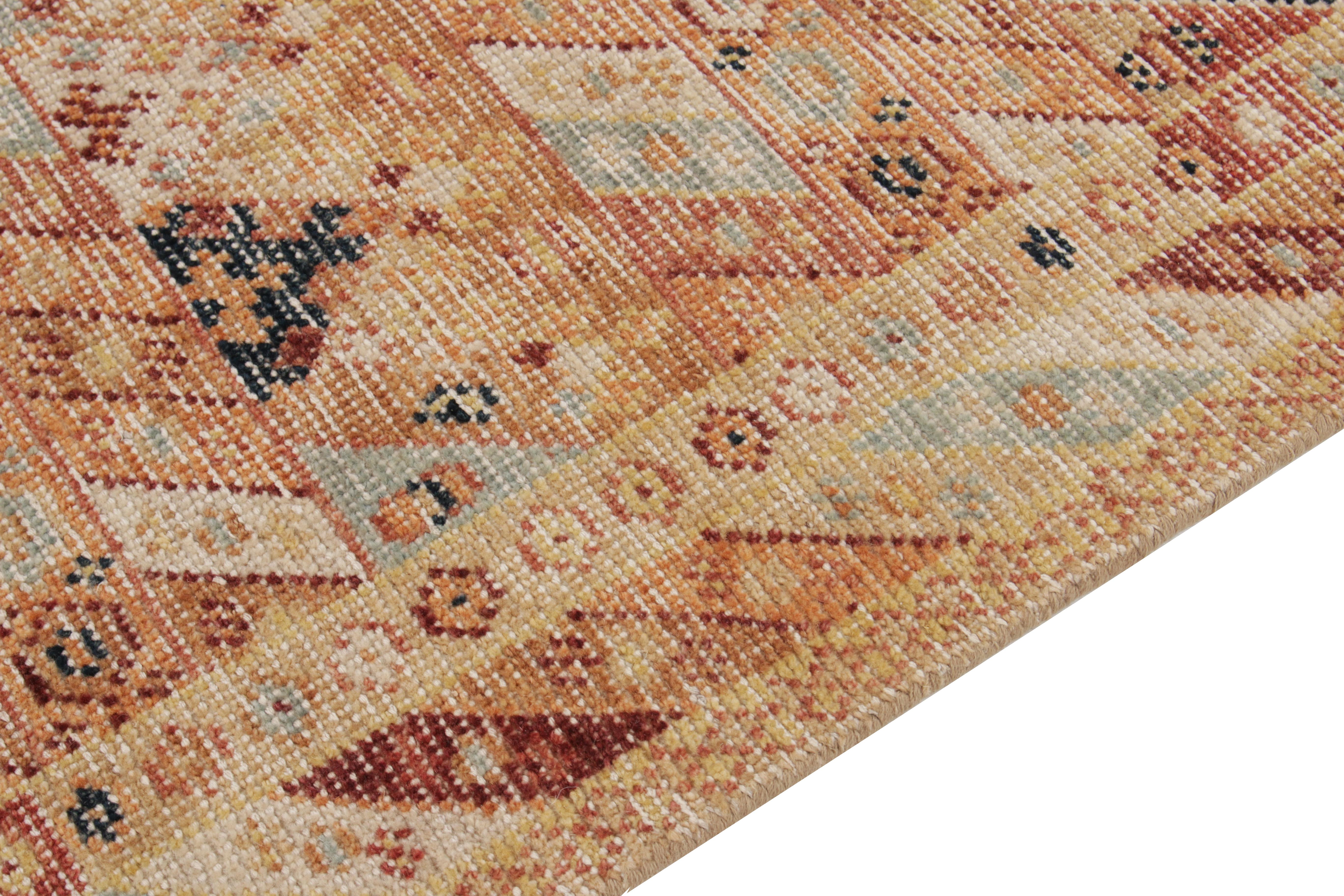 Indiano Rug & Kilim è un runner in stile distrutto con motivo tribale arancione, oro e rosso in vendita