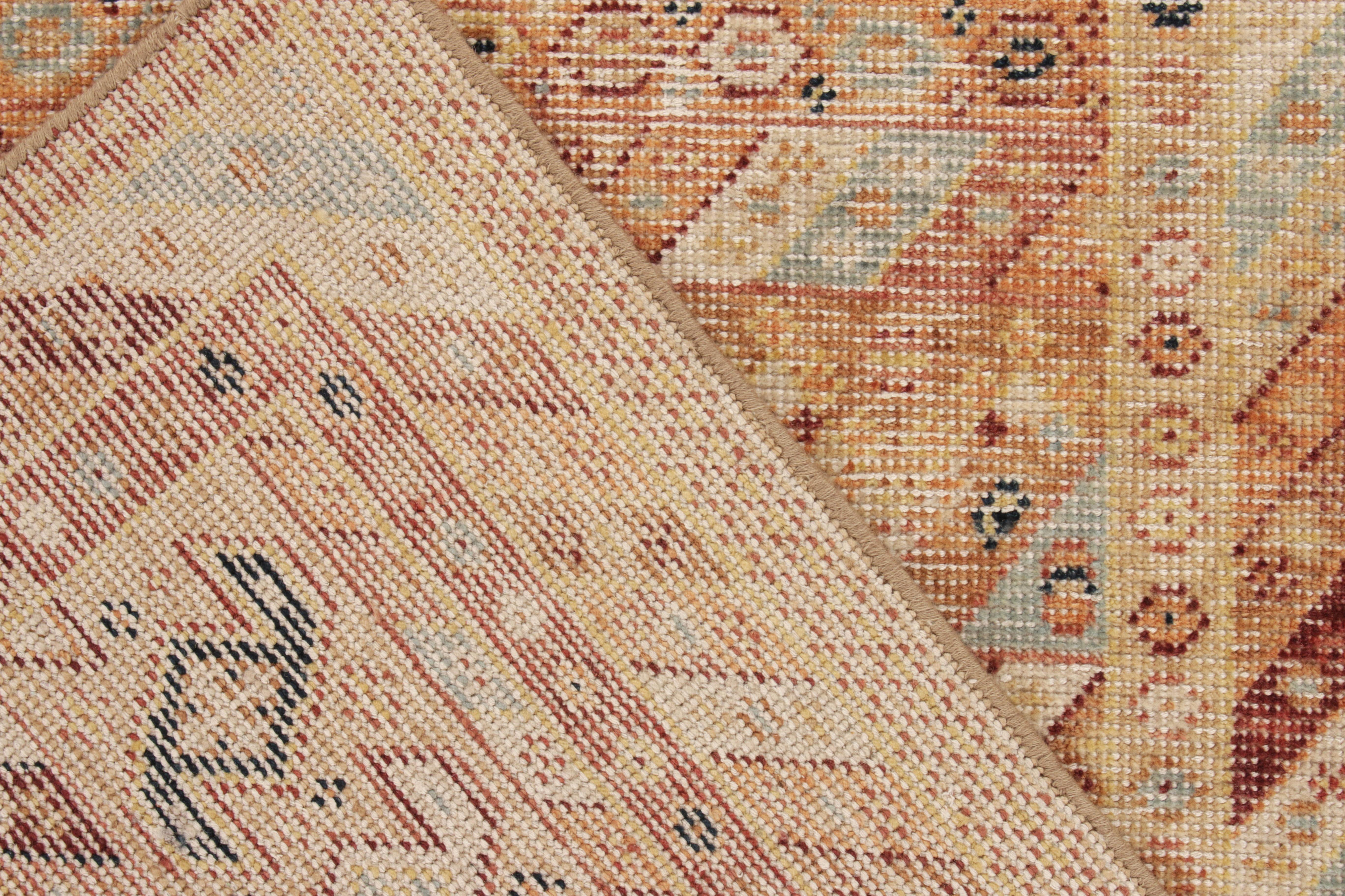 Annodato a mano Rug & Kilim è un runner in stile distrutto con motivo tribale arancione, oro e rosso in vendita