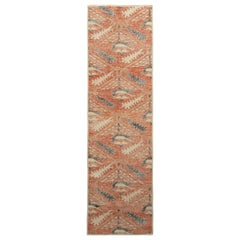 Rug & Kilim è un runner in stile "Distressed" con motivo geometrico arancione-rosso e blu.