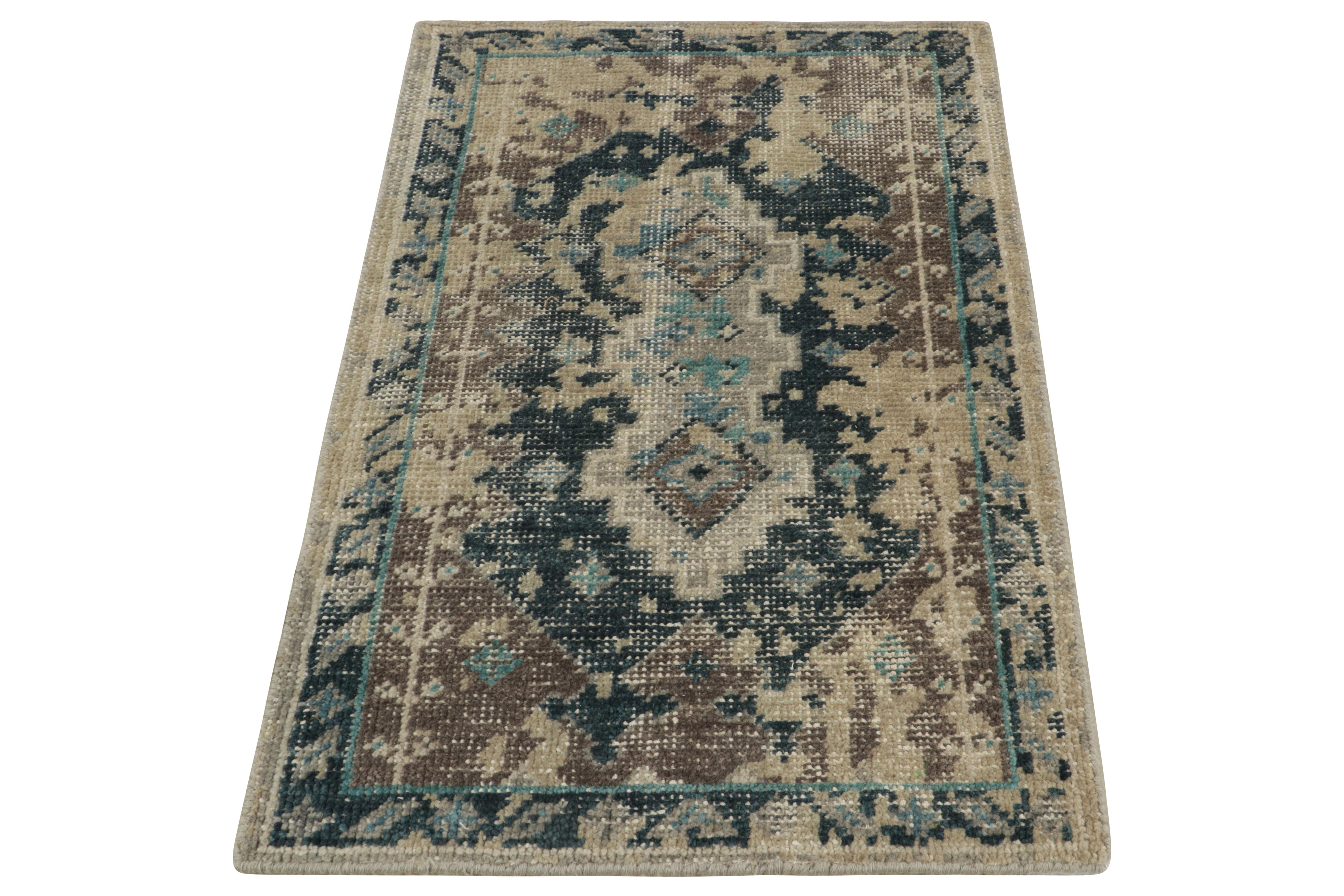Dalla collezione Homage di Rug & Kilim, un tappeto 2x3 annodato a mano che presenta un'astrazione di stili classici in un'audace texture shabby-chic. La scala di dimensioni importanti è testimone di una ripetizione geometrica nei toni del blu e del