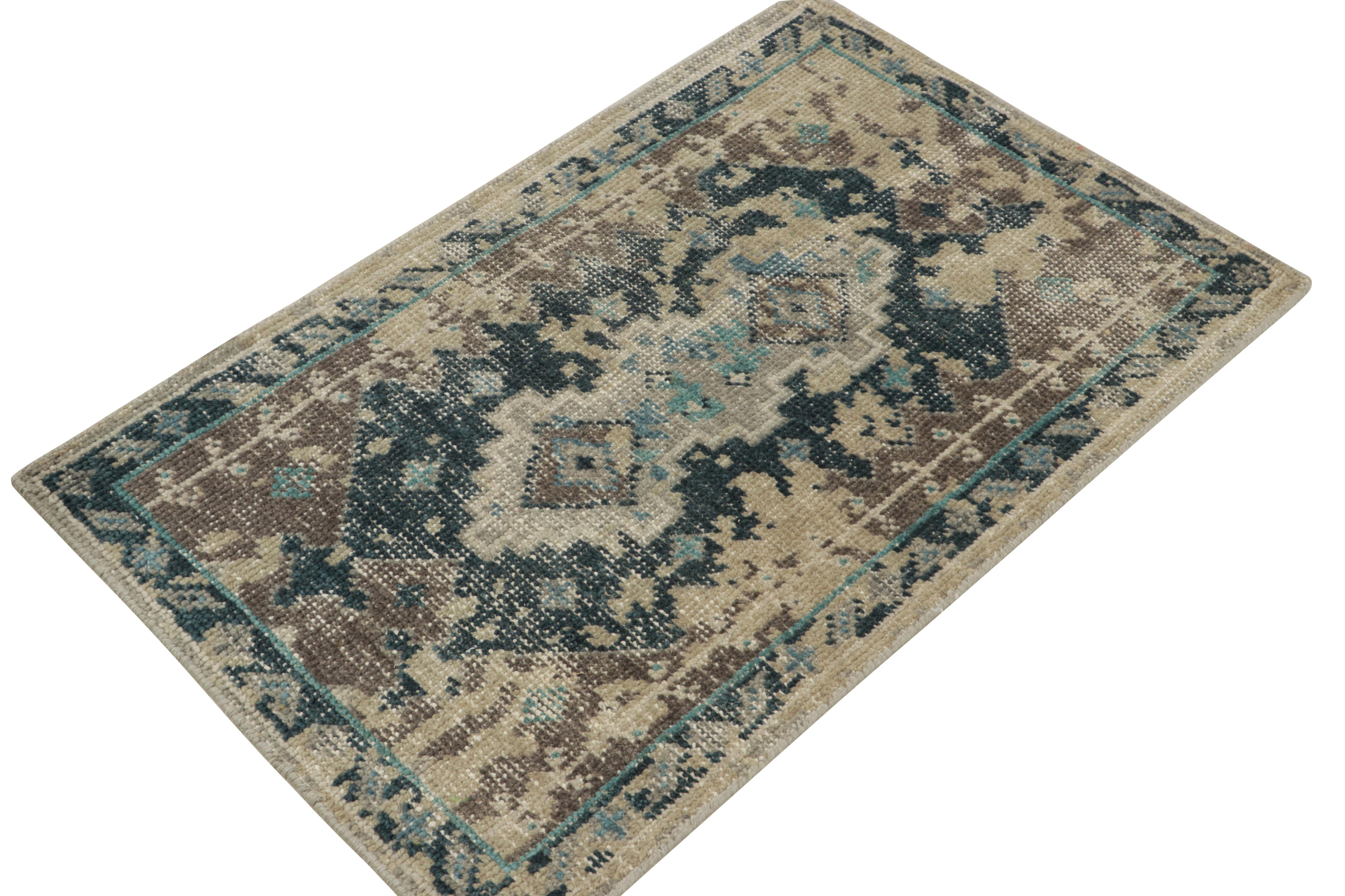 Indiano Rug & Kilim - Tappeto a dispersione in stile Distressed di colore blu, beige-marrone in vendita