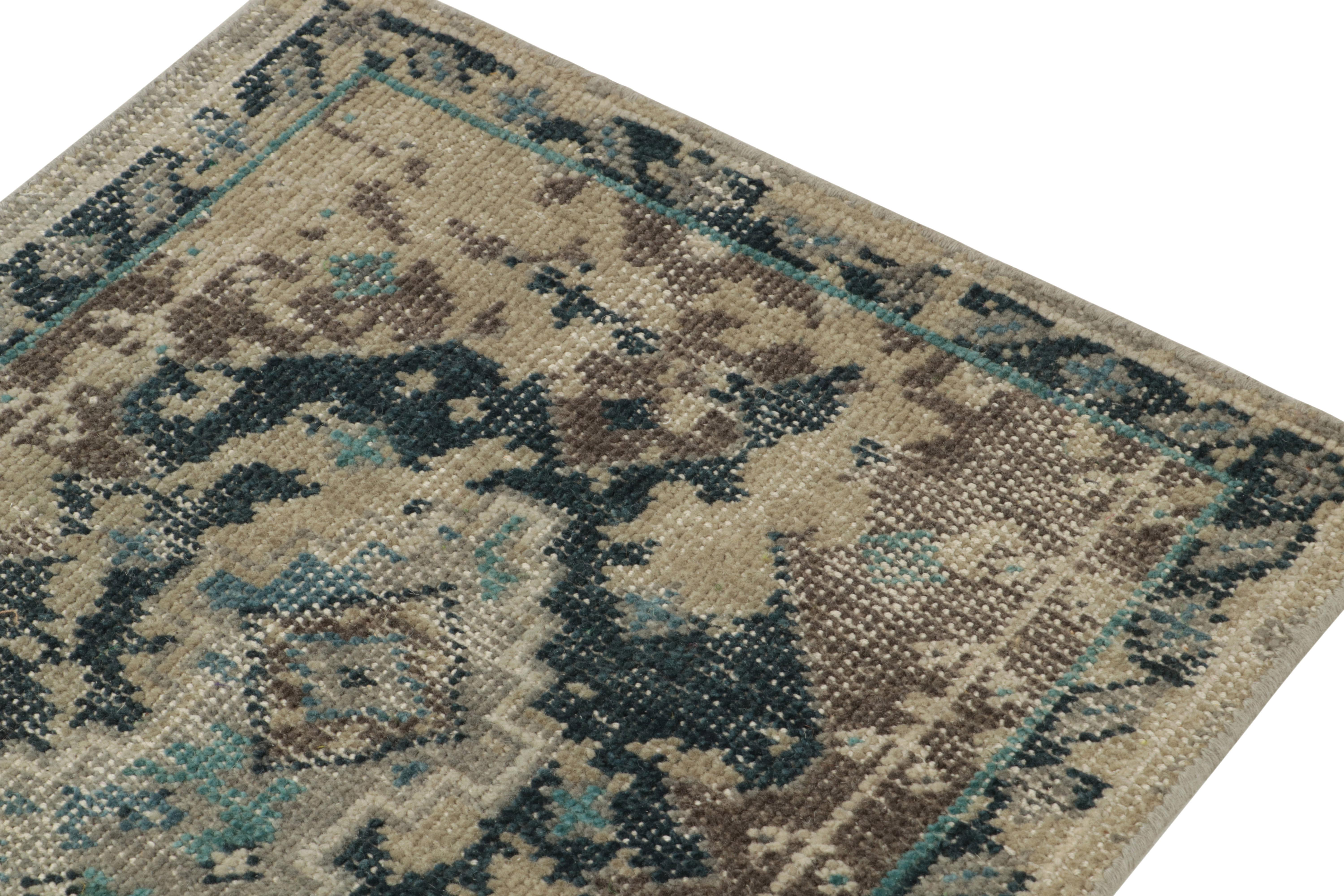 Rug & Kilim - Tappeto a dispersione in stile Distressed di colore blu, beige-marrone In condizioni Nuovo in vendita a Long Island City, NY