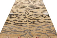 Rug & Kilim's Tiger-Teppich im Distressed-Stil in Beige-Braun, schwarzes Fellmuster