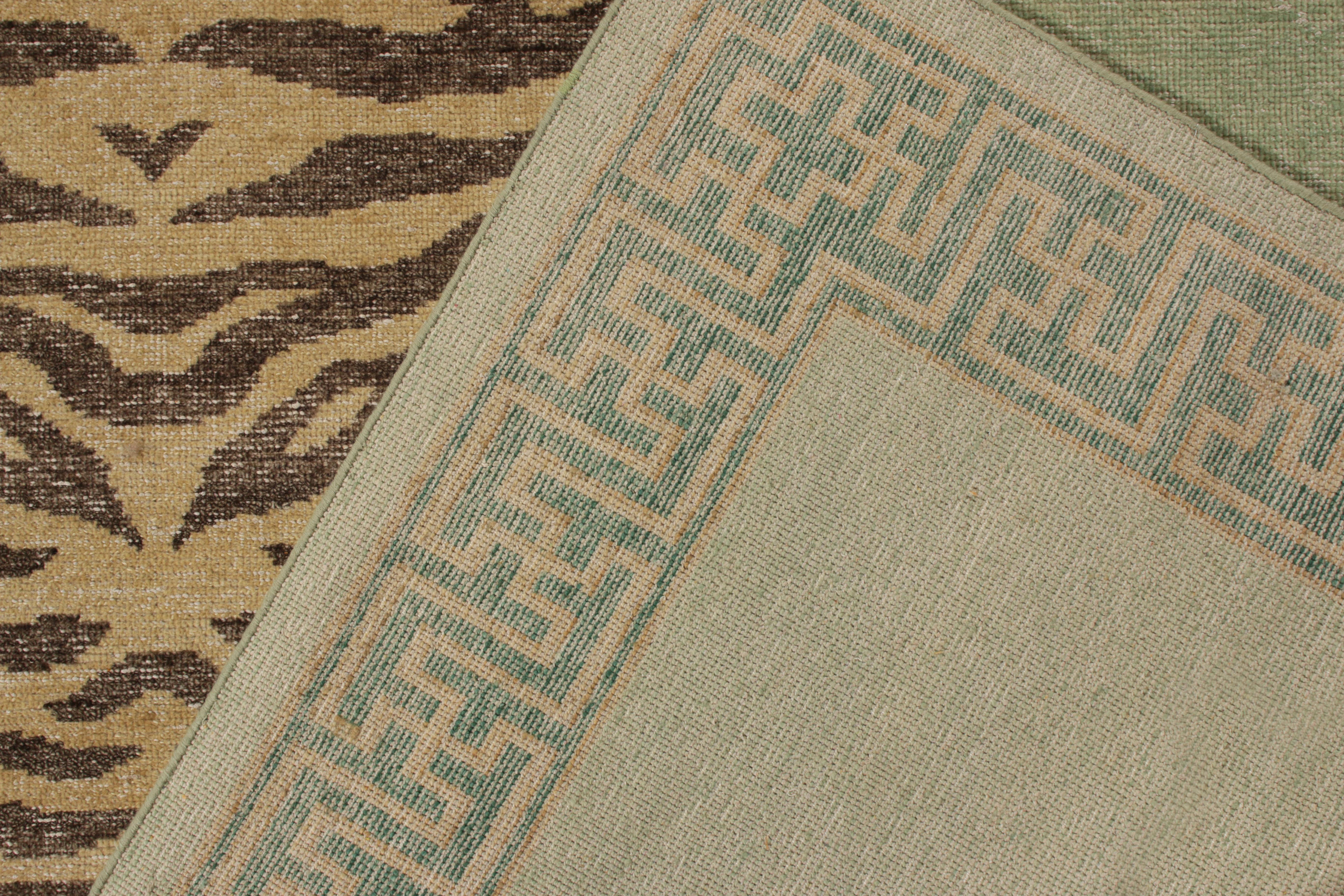 Noué à la main Rug & Kilim's Distressed Style Tiger Rug in Green, Pictorial Pattern (Tapis de tigre en vert, motif pictural) en vente