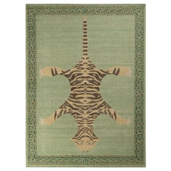 Rug & Kilim's Distressed Style Tiger Rug in Green, Pictorial Pattern (Tapis de tigre en vert, motif pictural)