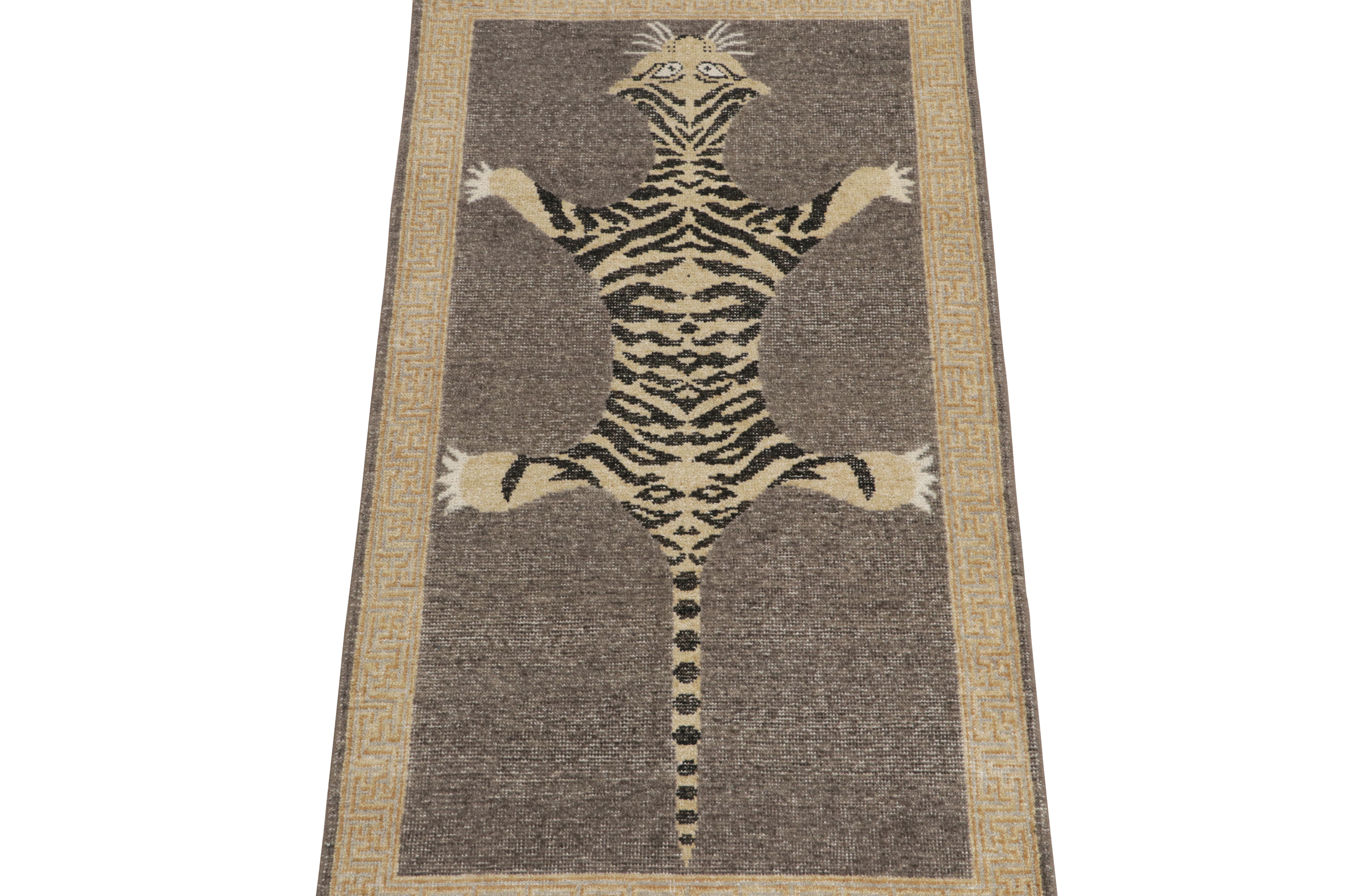 Questo runner 3x6 in lana annodato a mano della collezione Homage di Rug & Kilim riprende l'antico stile dei tappeti Tiger skin.

Ulteriori informazioni sul design: 

Questo pezzo in particolare si ispira ad antichi tappeti indiani in pelle di tigre