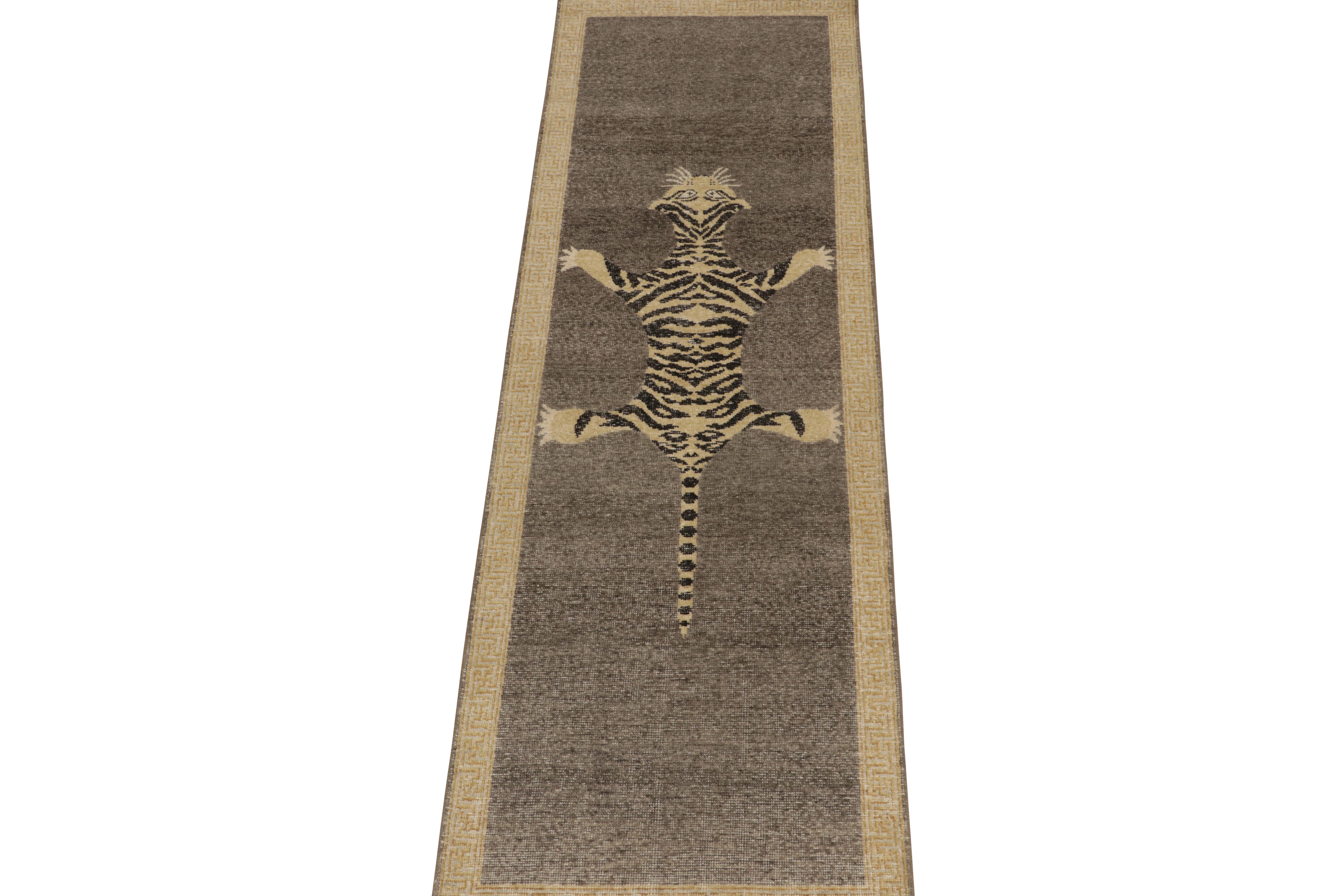 Questo runner 3x10 in lana annodato a mano della collezione Homage di Rug & Kilim riprende l'antico stile dei tappeti Tiger skin.

Ulteriori informazioni sul design: 

Questo pezzo in particolare si ispira ad antichi tappeti indiani in pelle di
