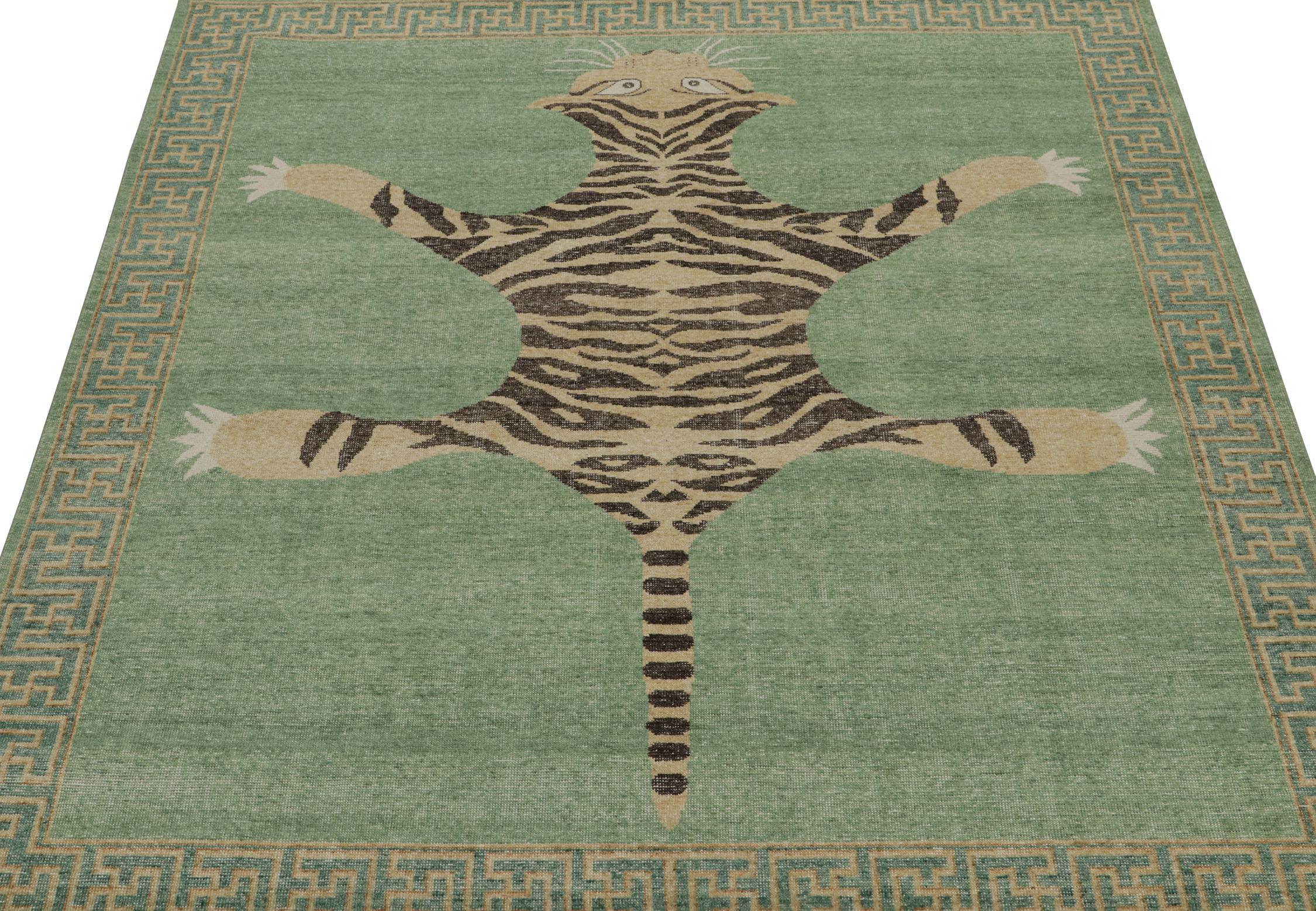 Indien Tapis en peau de tigre en vert, beige et noir, style vieilli, de Rug & Kilim. en vente