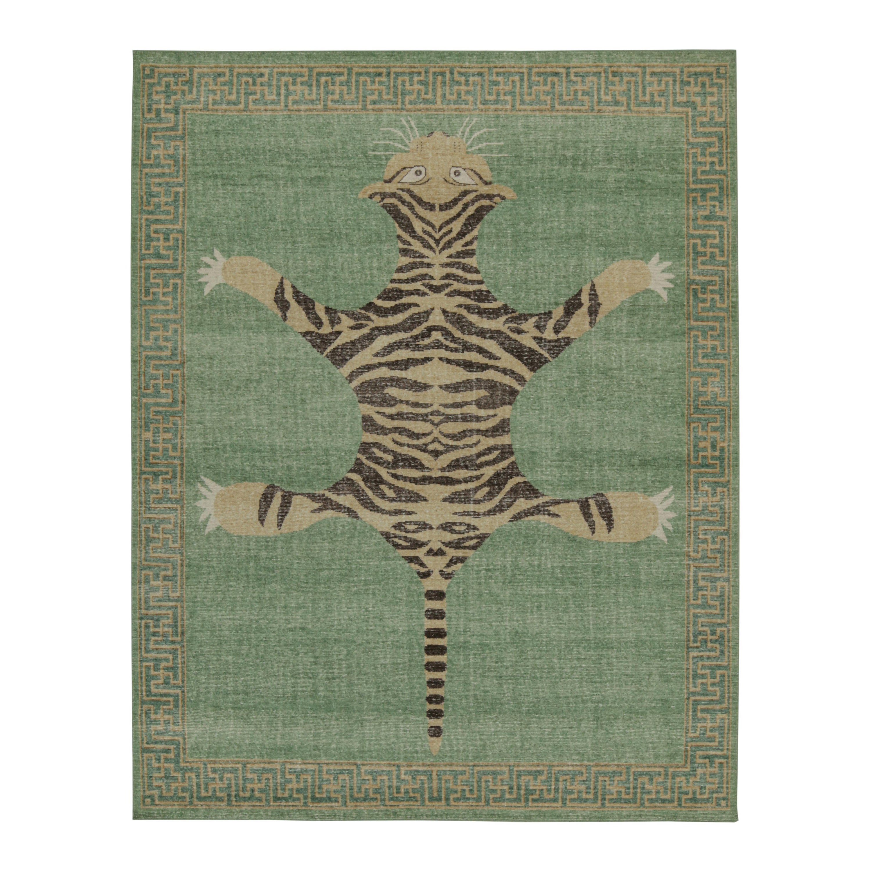 Rug & Kilim - Tappeto in pelle di tigre in stile degradato nei colori verde, beige e nero.