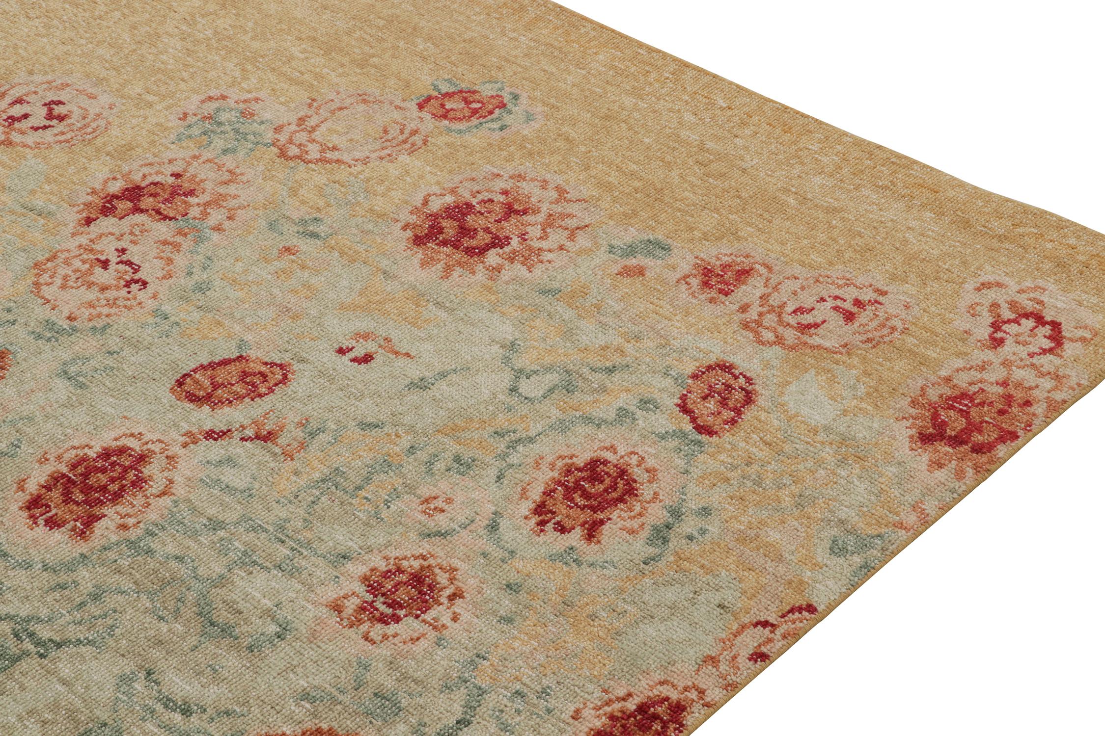 Noué à la main Rug & Kilim's Distressed style Transitional rug in Polychromatic Floral Patterns (Tapis transitionnel de style vieilli aux motifs floraux polychromes) en vente