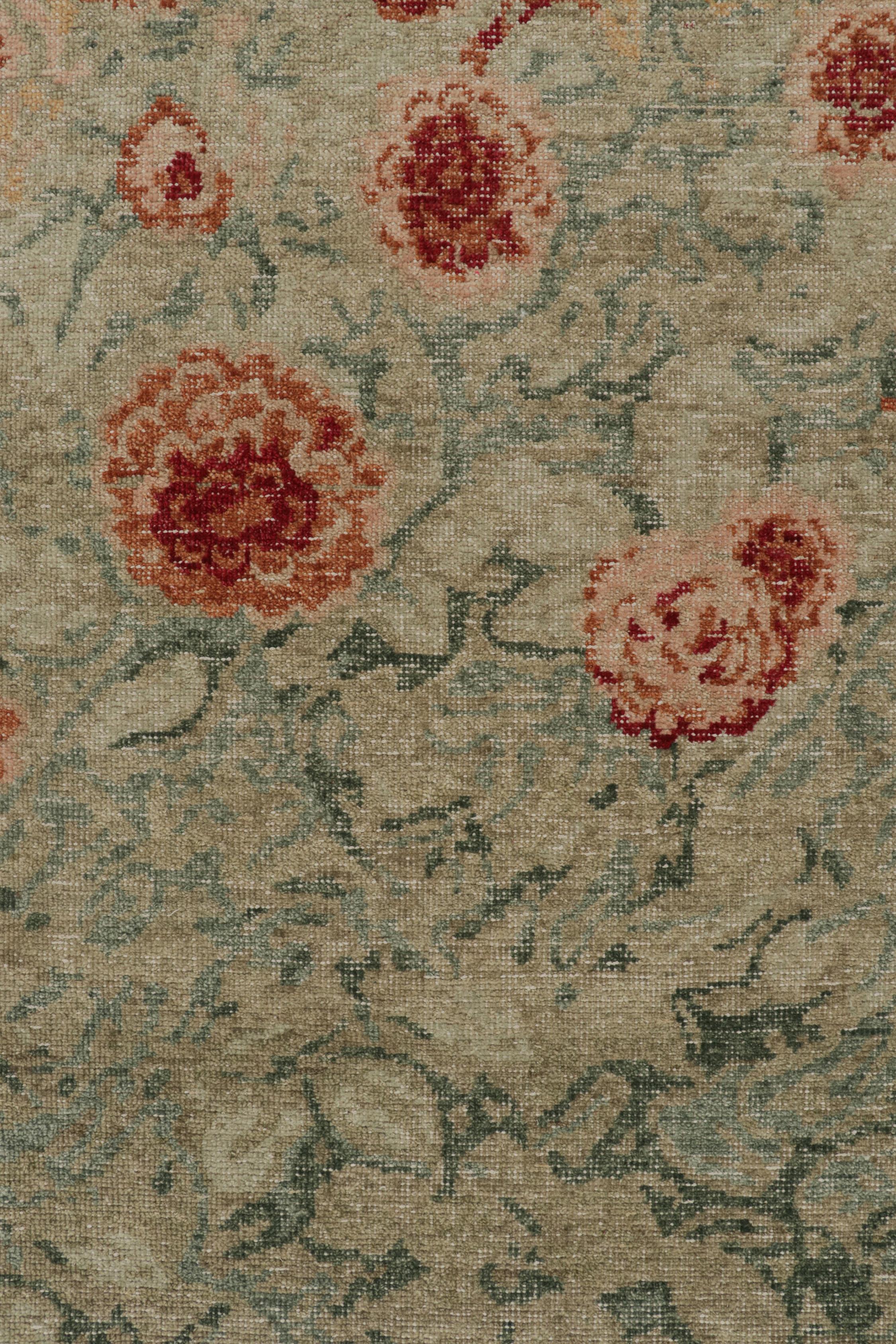 Rug & Kilim's Distressed style Transitional rug in Polychromatic Floral Patterns (Tapis transitionnel de style vieilli aux motifs floraux polychromes) Neuf - En vente à Long Island City, NY