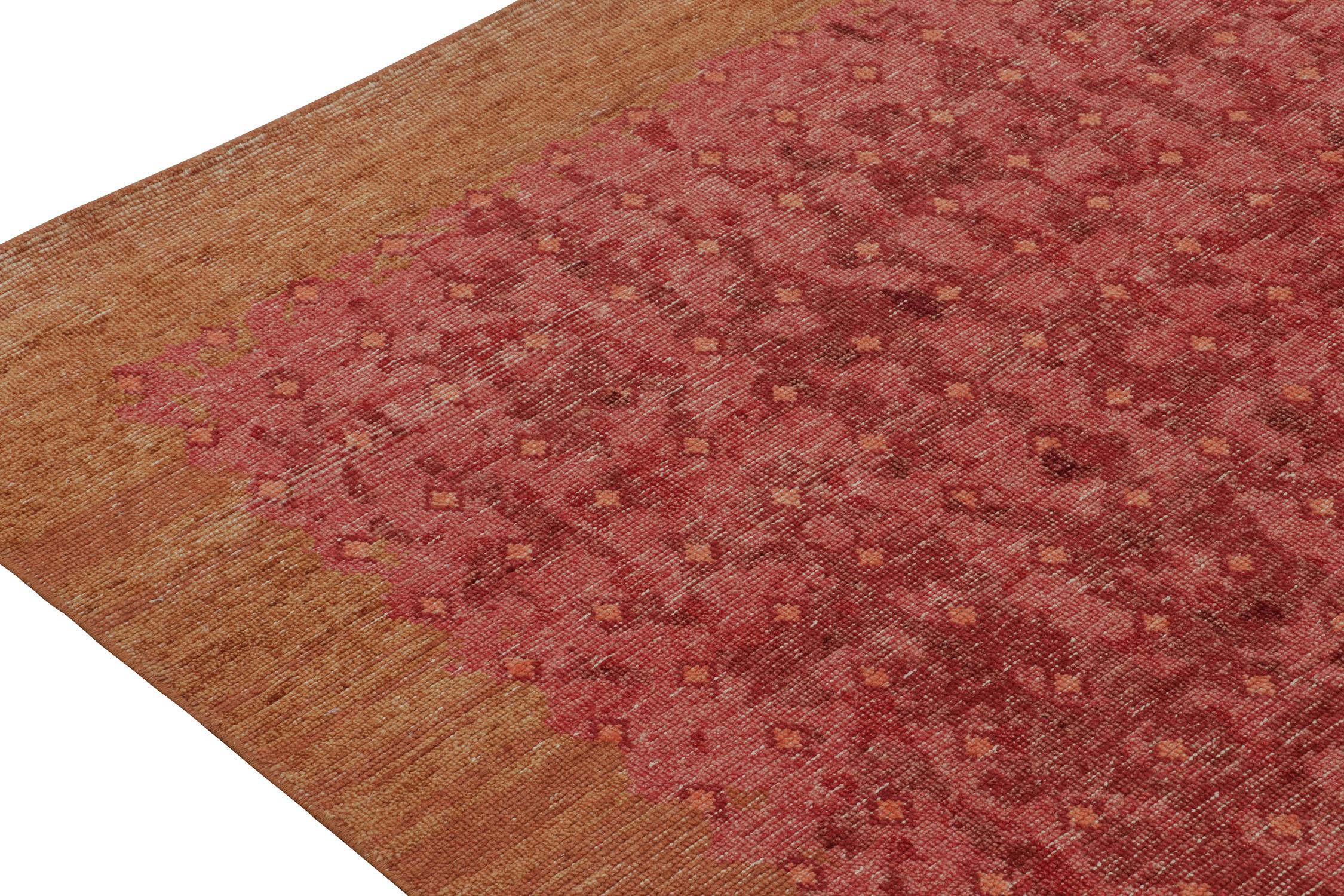 Rug & Kilim's Distressed Style Transitional Rug in Rot Geometrische Muster im Zustand „Neu“ im Angebot in Long Island City, NY