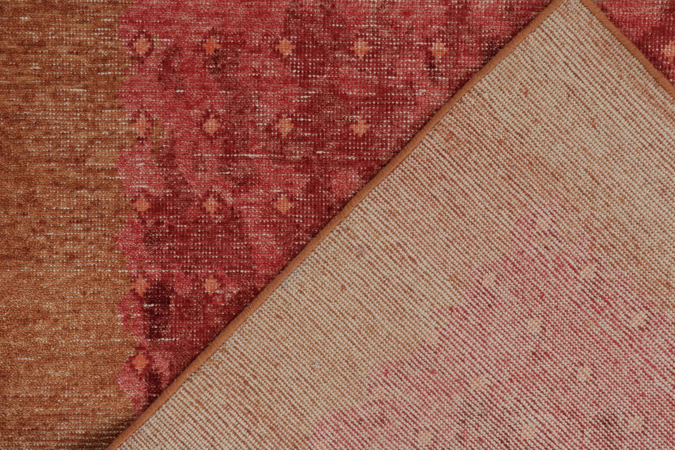 Rug & Kilim's Distressed Style Transitional Rug in Rot Geometrische Muster (Wolle) im Angebot