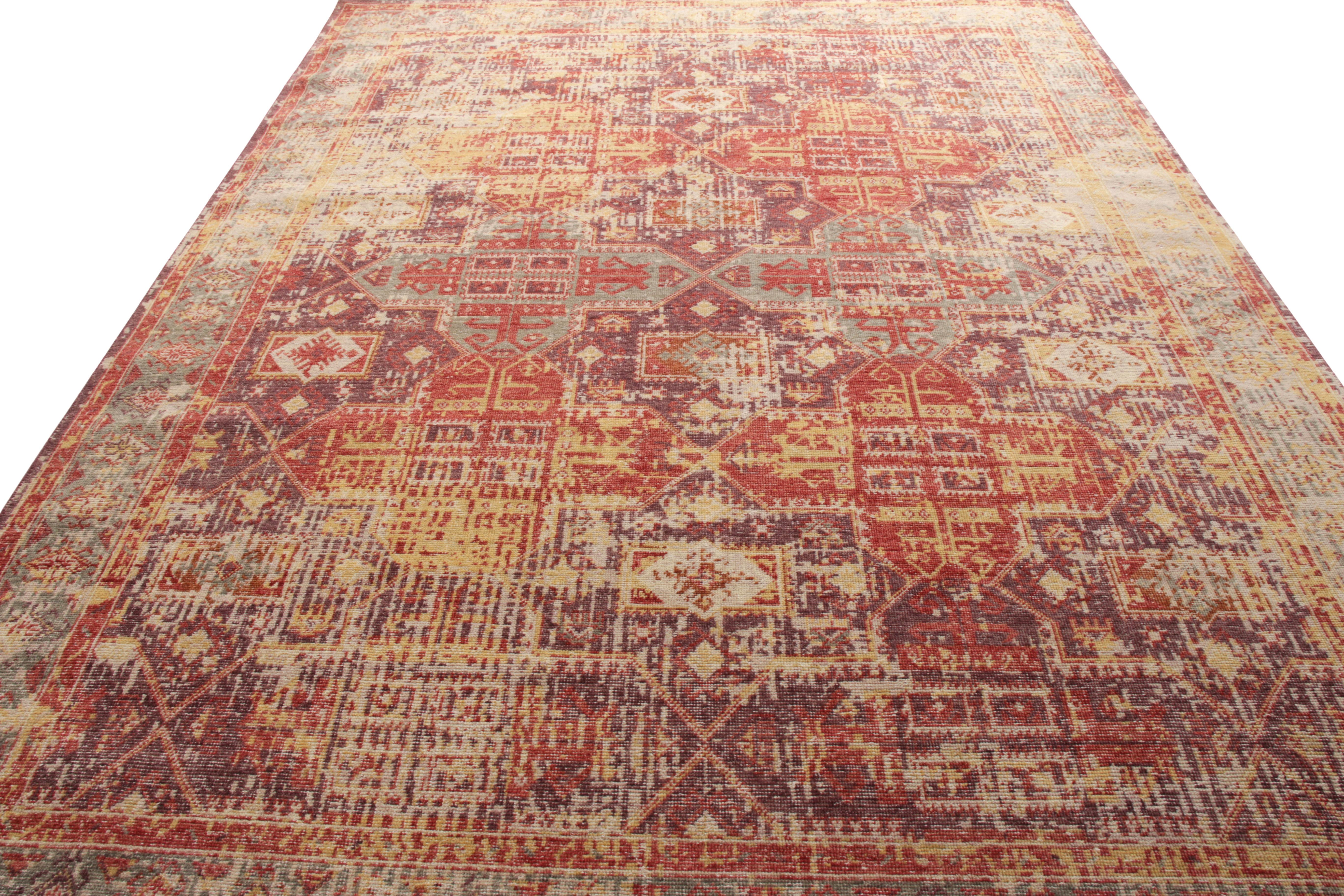 Noué à la main en laine, ce tapis de style vieilli fait partie de la collection Homage de Rug & Kilim. Ce 9x12 présente une qualité de texture exceptionnelle qui naît de la réunion d'un motif géométrique net intégré dans un fond violet de bon goût