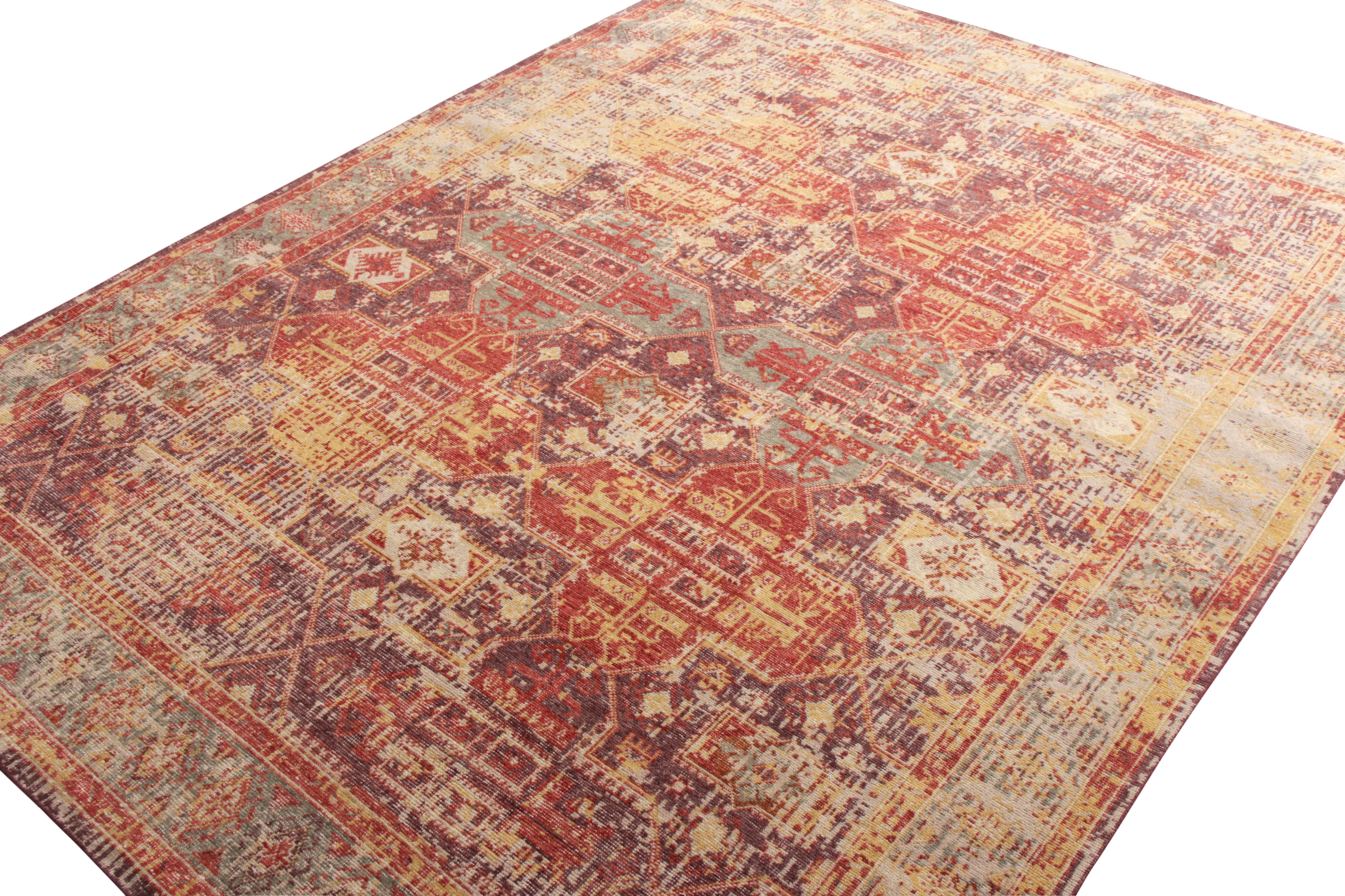 Autre Rug & Kilim's Distressed Style Transitional Rug in Red, Purple Geometric Pattern (tapis transitionnel de style vieilli en rouge, motif géométrique violet) en vente