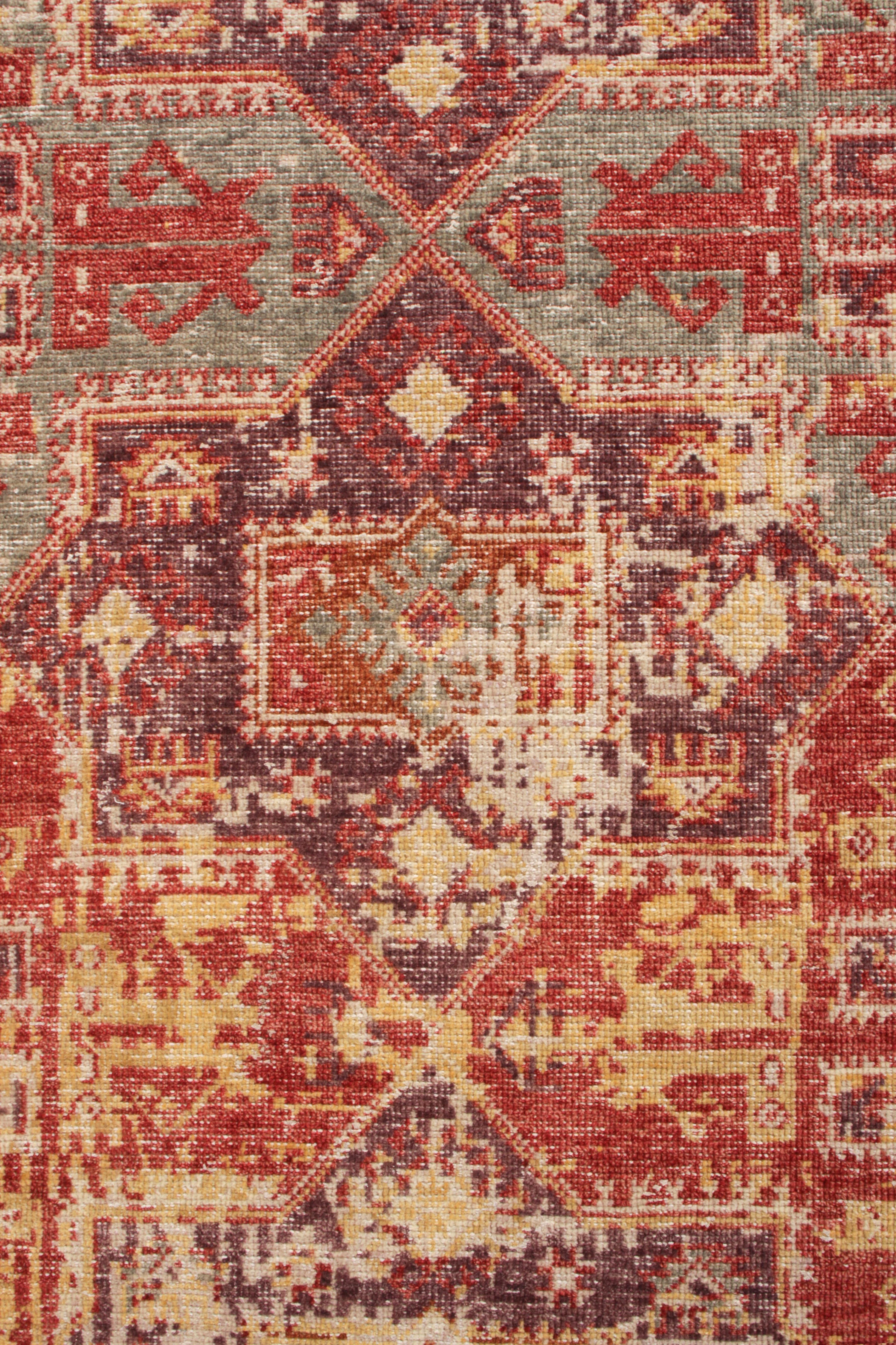 Indien Rug & Kilim's Distressed Style Transitional Rug in Red, Purple Geometric Pattern (tapis transitionnel de style vieilli en rouge, motif géométrique violet) en vente