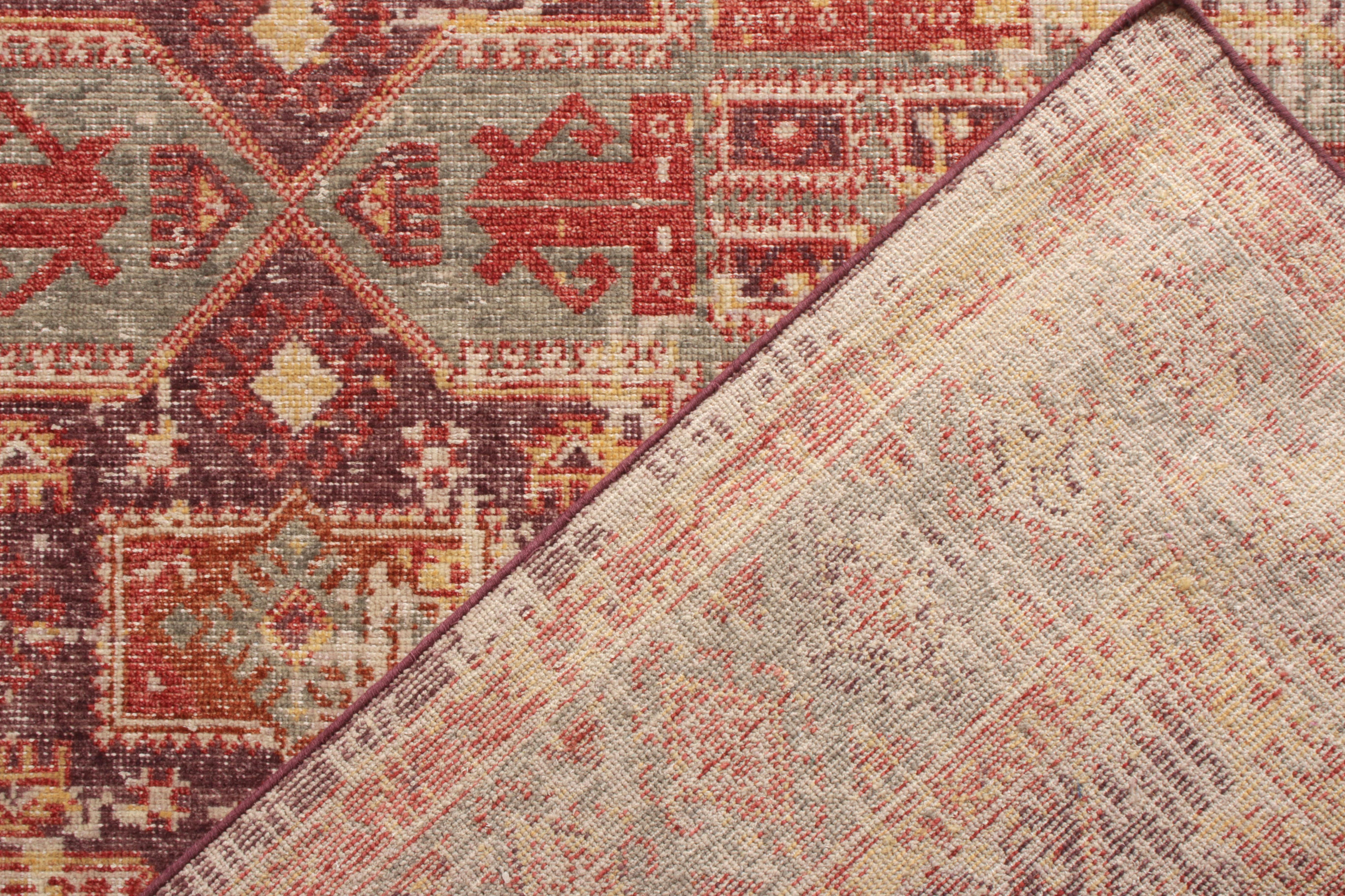 Noué à la main Rug & Kilim's Distressed Style Transitional Rug in Red, Purple Geometric Pattern (tapis transitionnel de style vieilli en rouge, motif géométrique violet) en vente