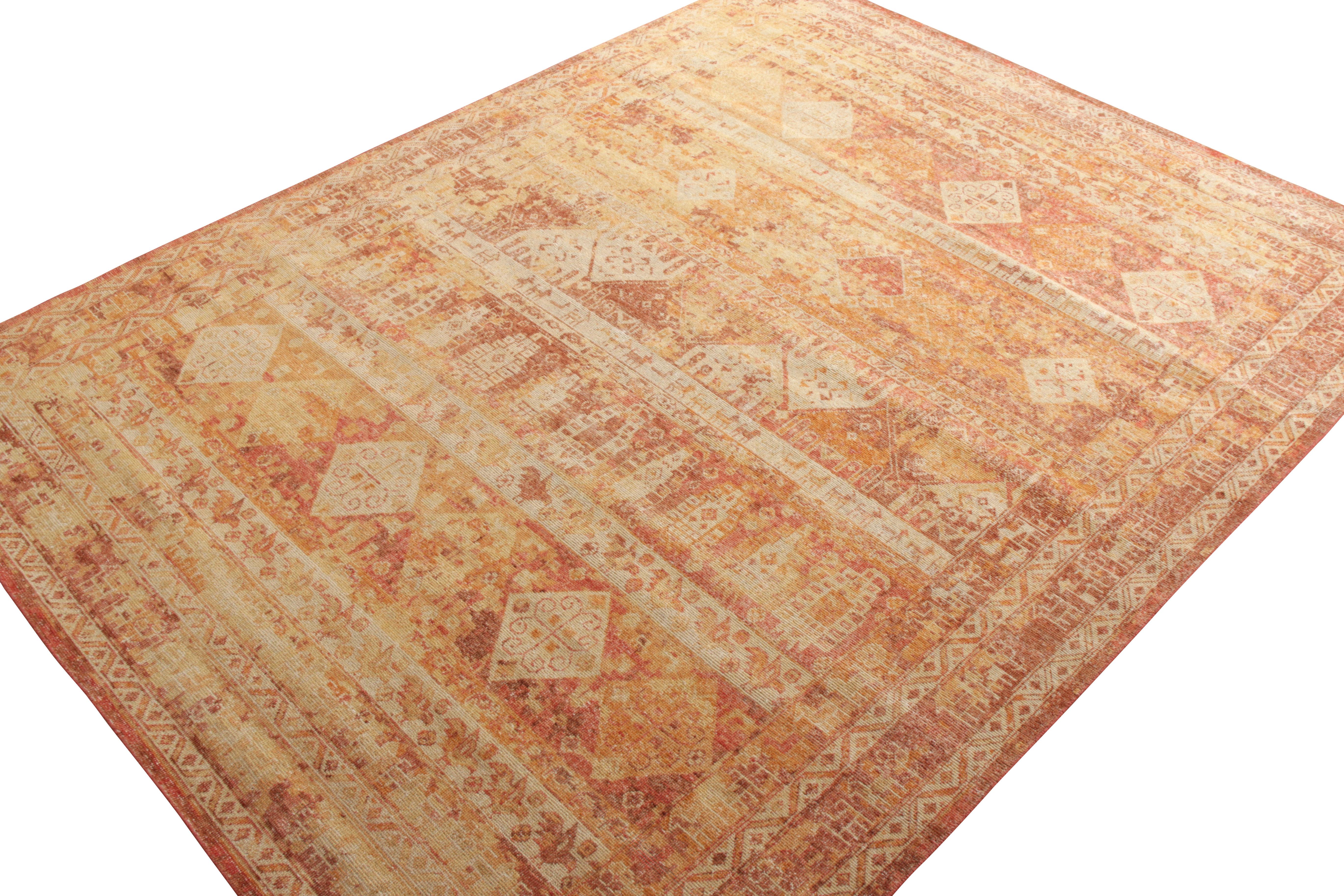 Rug & Kilim's Distressed Style Stammes-Teppich in Rot Orange Geometrisches Muster (Stammeskunst) im Angebot
