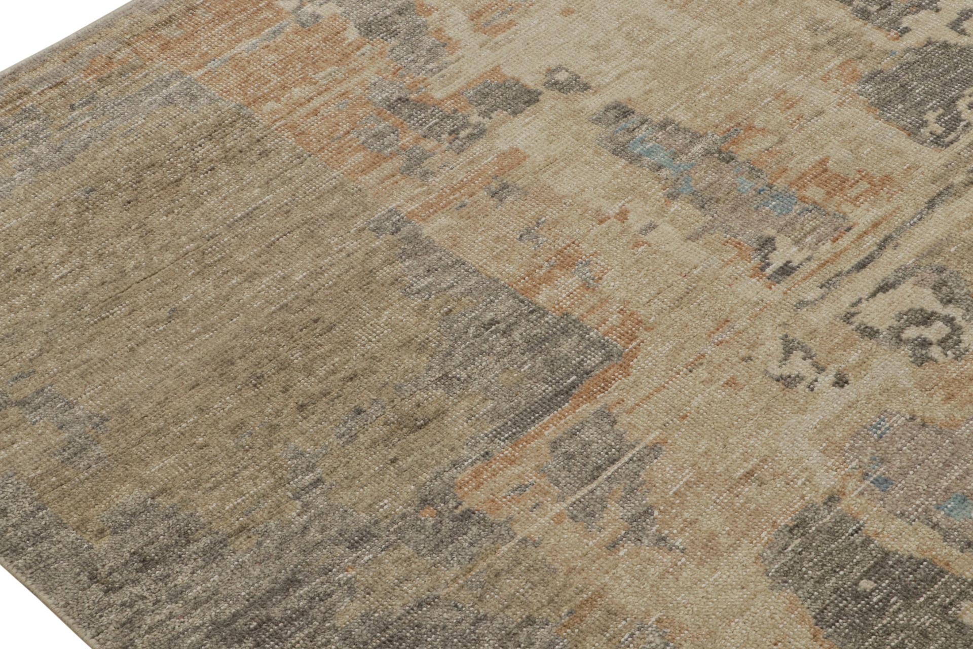 Noué à la main Rug & Kilim's Distressed Swedish Style Abstract Rug in Beige, Blue and Orange (tapis abstrait de style suédois vieilli en beige, bleu et orange) en vente