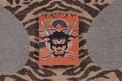 Rug & Kilim's Distressed Tiger Teppich in Grau mit Beige- und Braun-Motiven