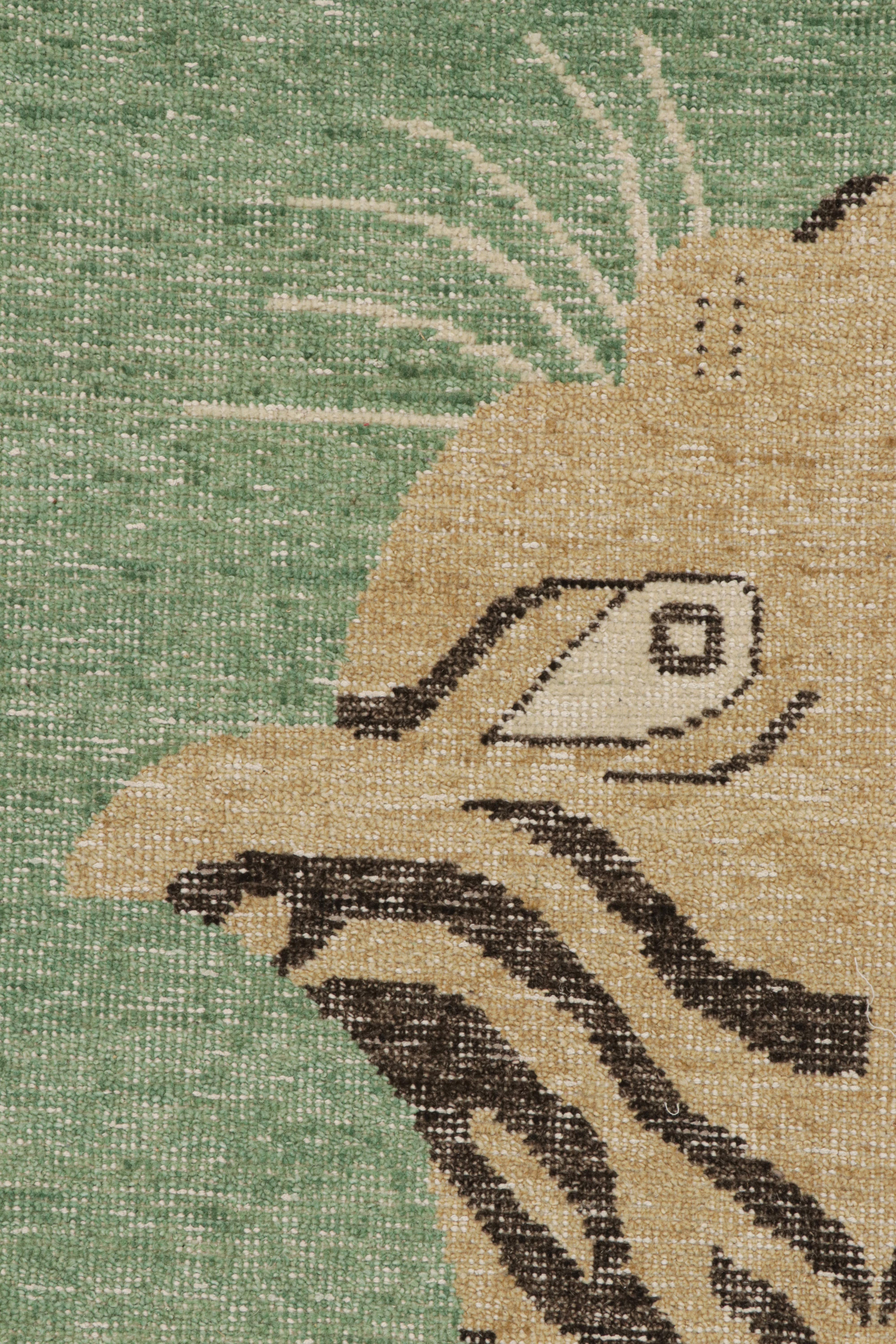 Rug & Kilim's Distressed Tiger Teppich in Grün mit Beige und Schwarzer Zeichnung im Zustand „Neu“ im Angebot in Long Island City, NY