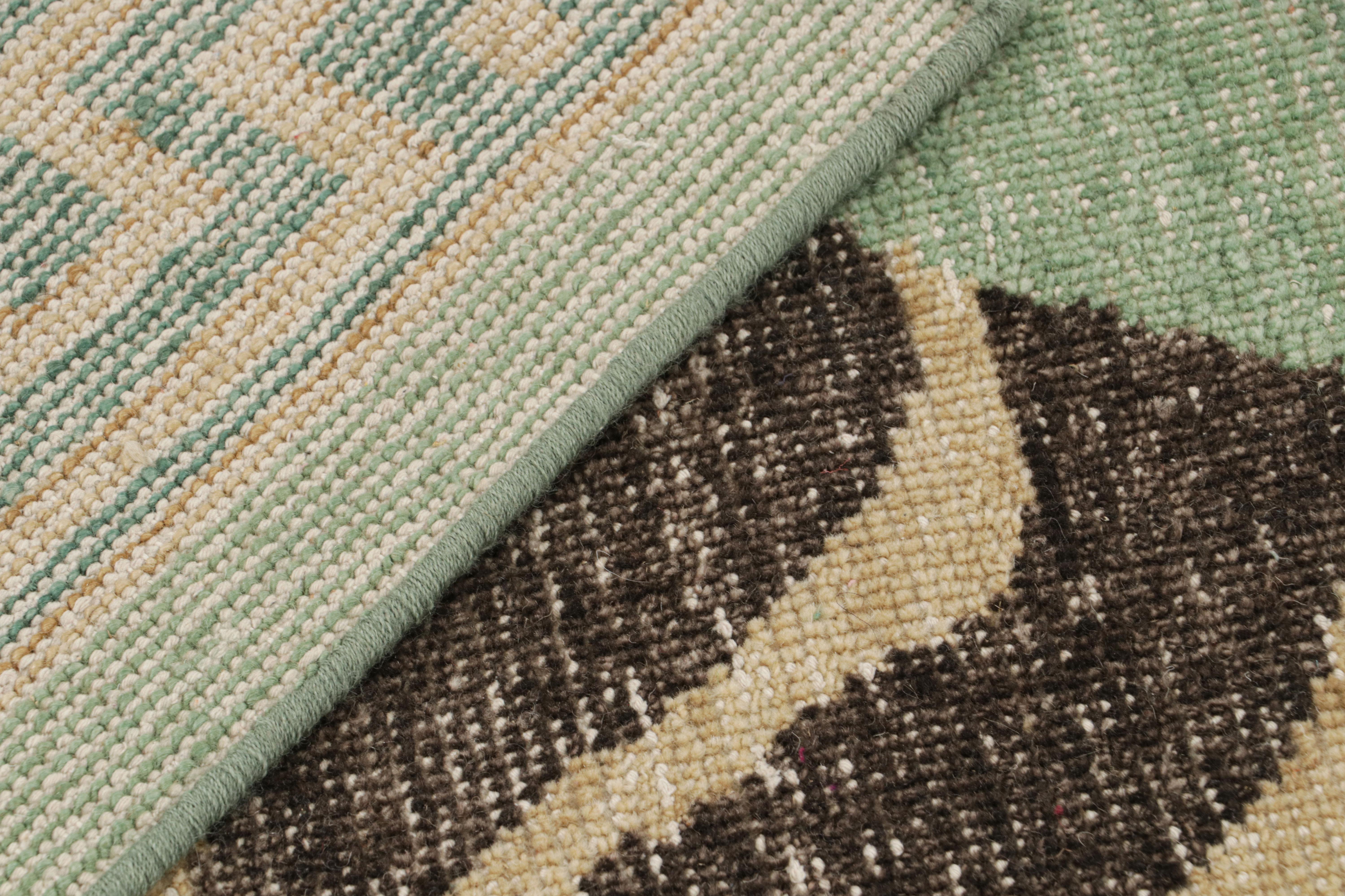 Rug & Kilim's Distressed Tiger Teppich in Grün mit Beige und Schwarzer Zeichnung (21. Jahrhundert und zeitgenössisch) im Angebot