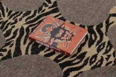 Rug & Kilim's Distressed Tiger Teppich in Taupe-Braun mit Beige- und Schwarz-Motiven
