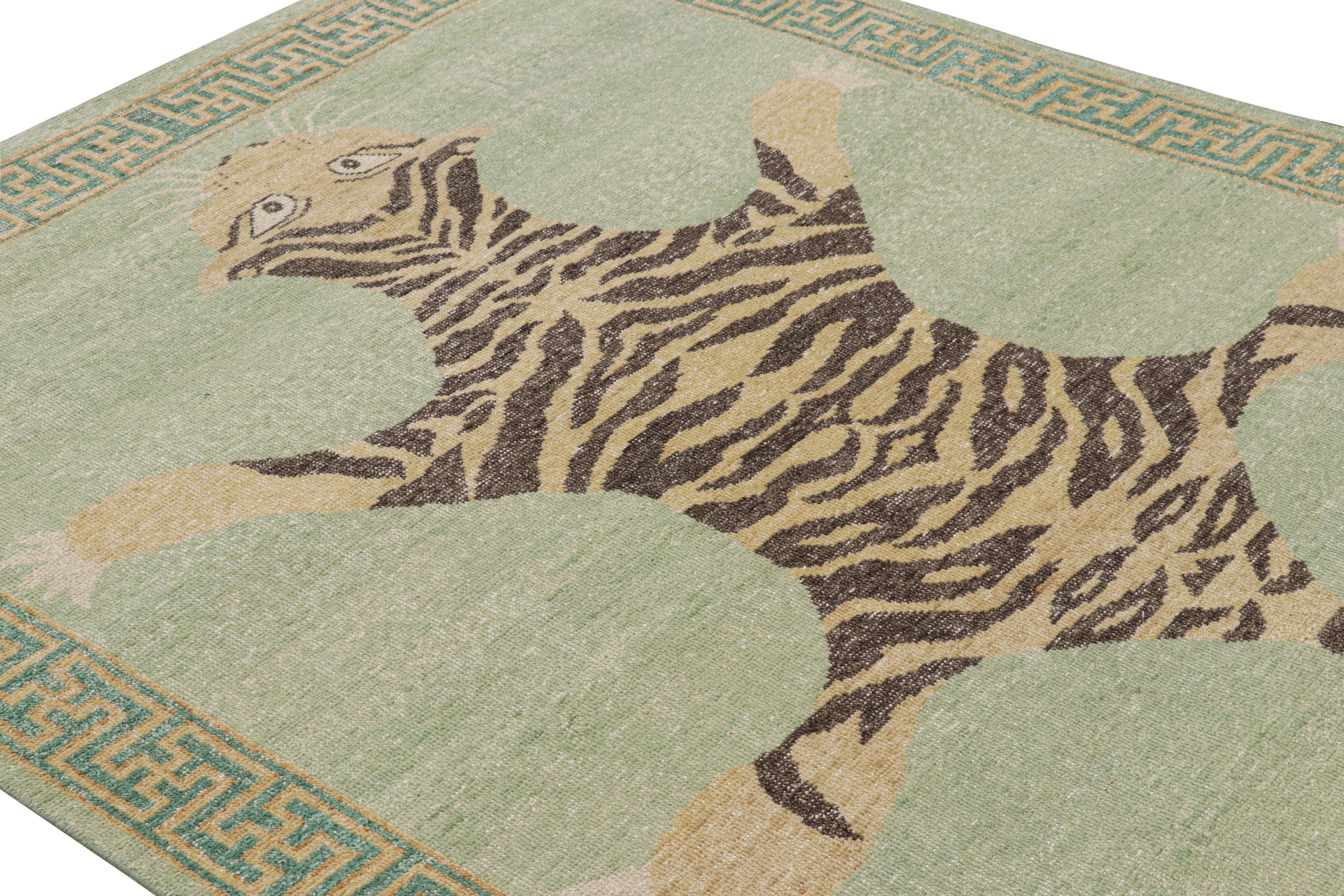 Anudada a mano en lana, esta moderna alfombra pictórica de tigre de 6x9 presenta un vibrante colorido de tonos verdes, dorados y negros. 

Sobre el diseño: 

Te presentamos nuestra moderna alfombra envejecida de la colección Homenaje, con la