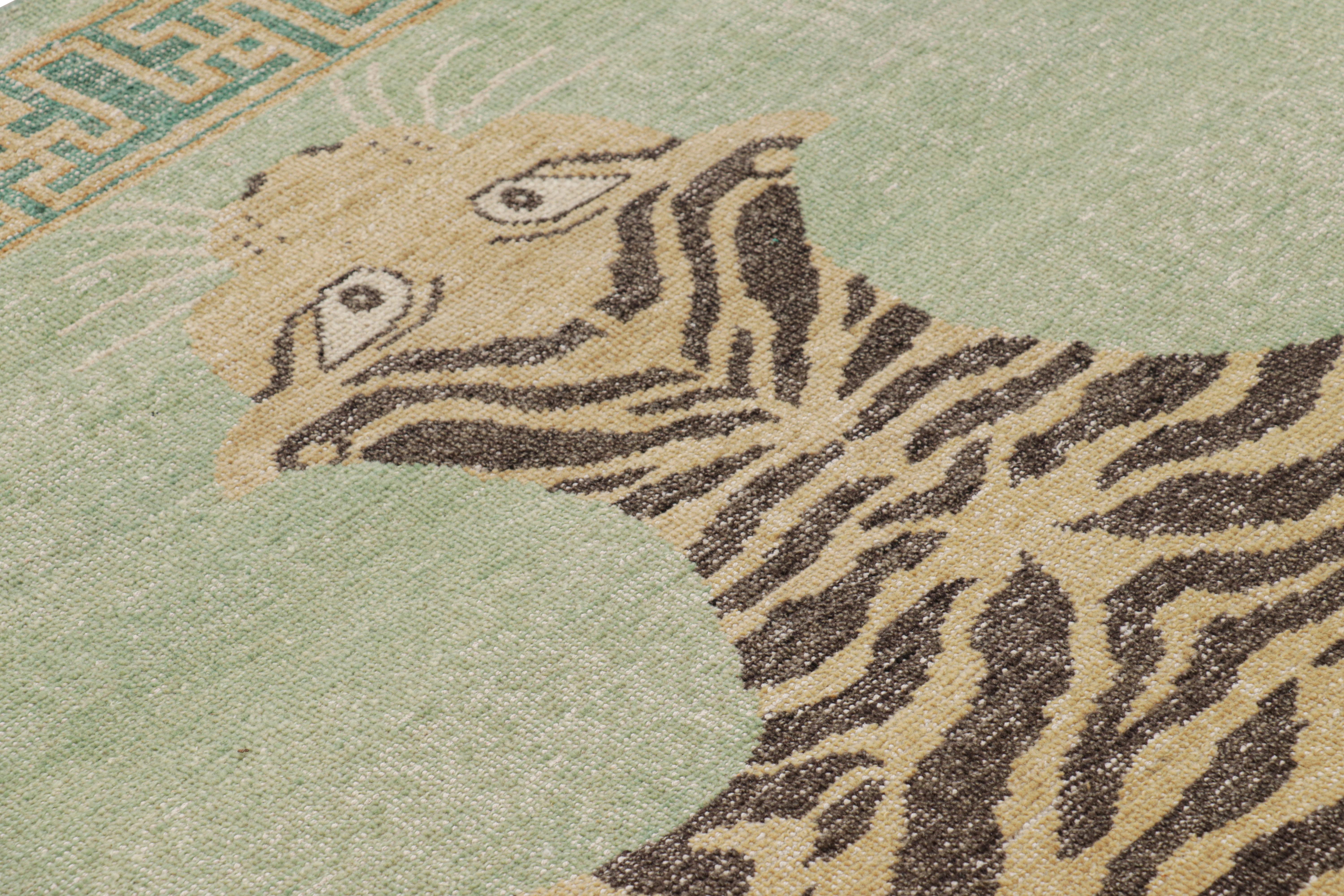 Diseño de alfombra Rug & Kilim de piel de tigre envejecida en verde con dibujos Indio en venta