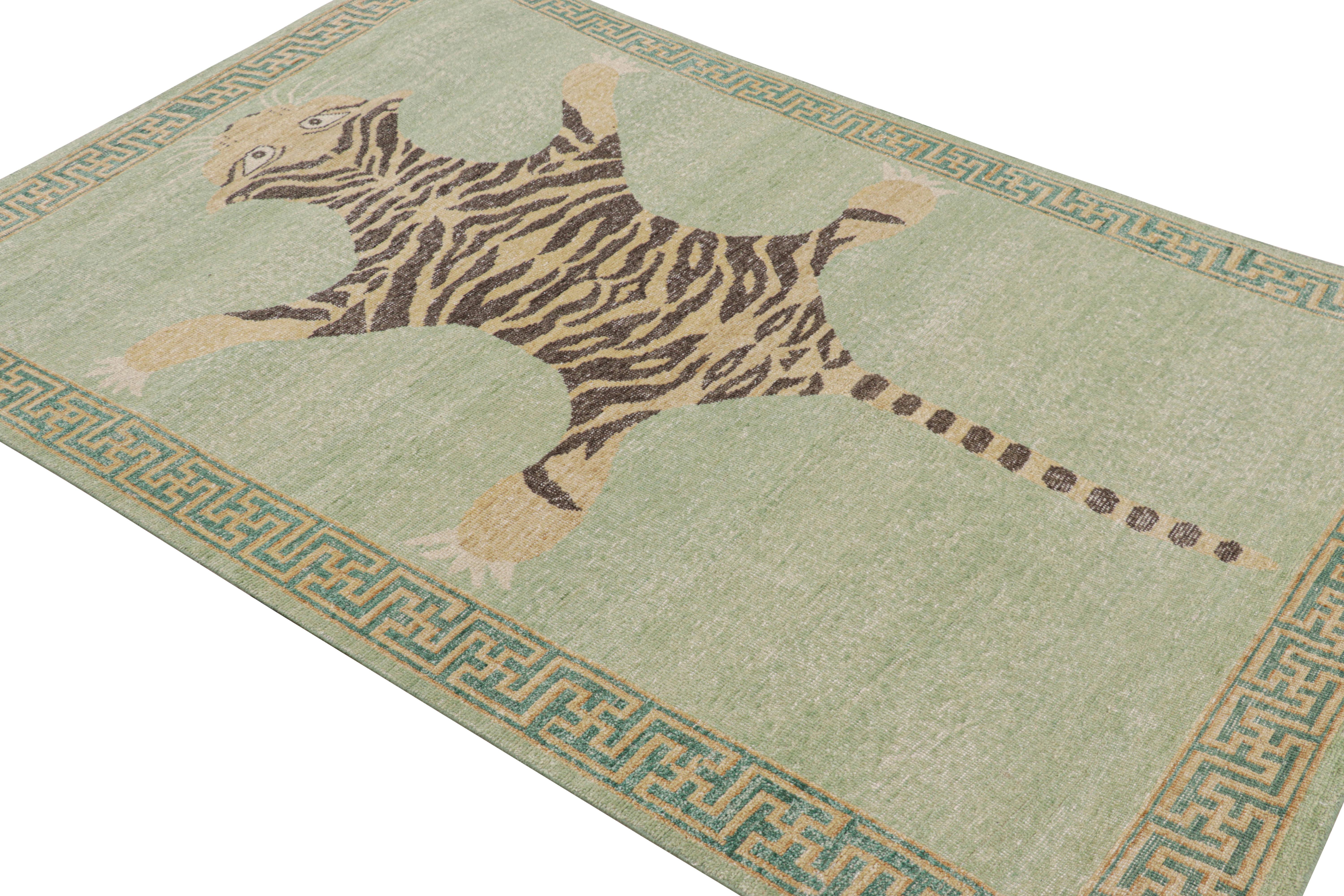 Diseño de alfombra Rug & Kilim de piel de tigre envejecida en verde con dibujos Anudado a mano en venta