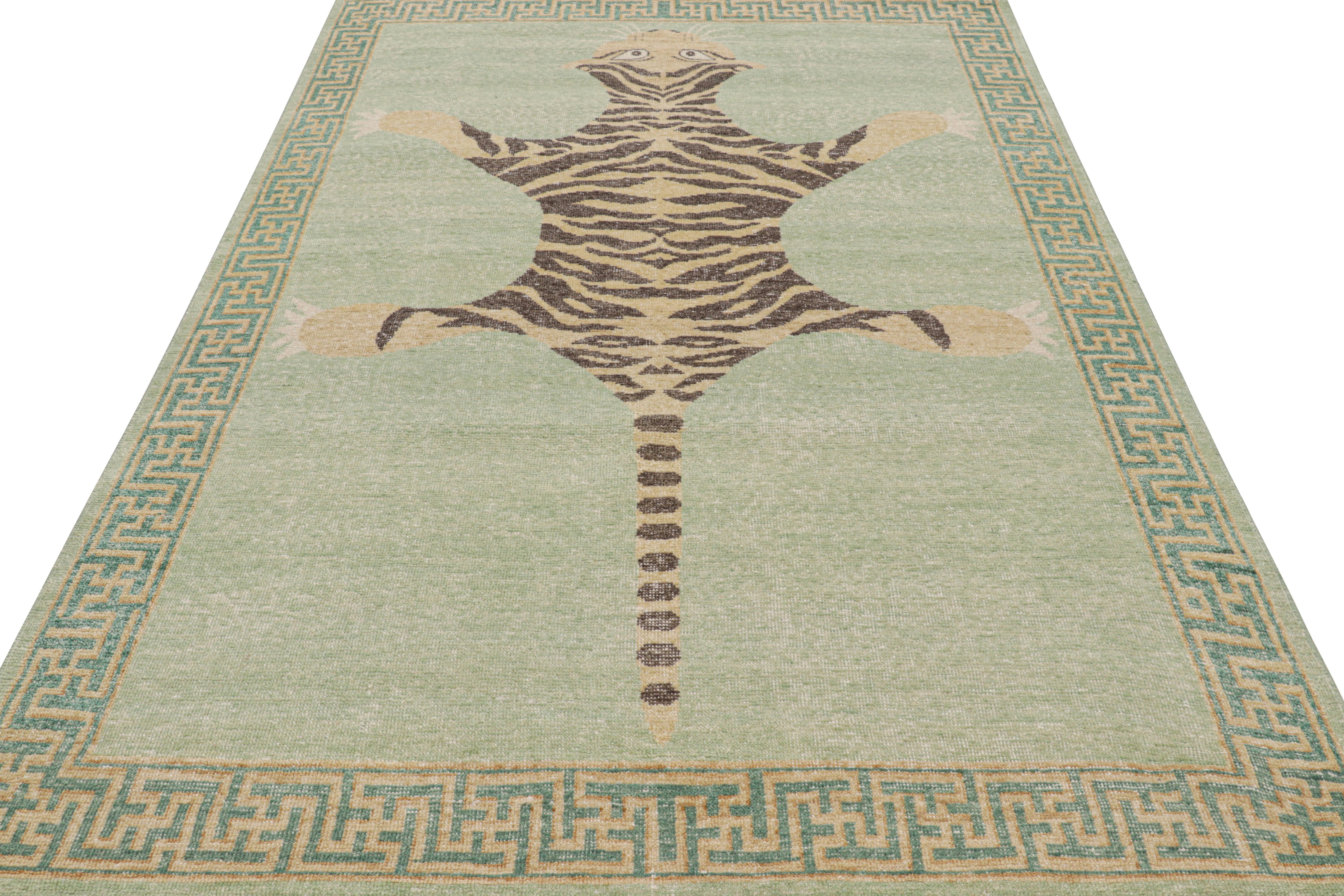 Diseño de alfombra Rug & Kilim de piel de tigre envejecida en verde con dibujos en Nuevo estado para la venta en Long Island City, NY