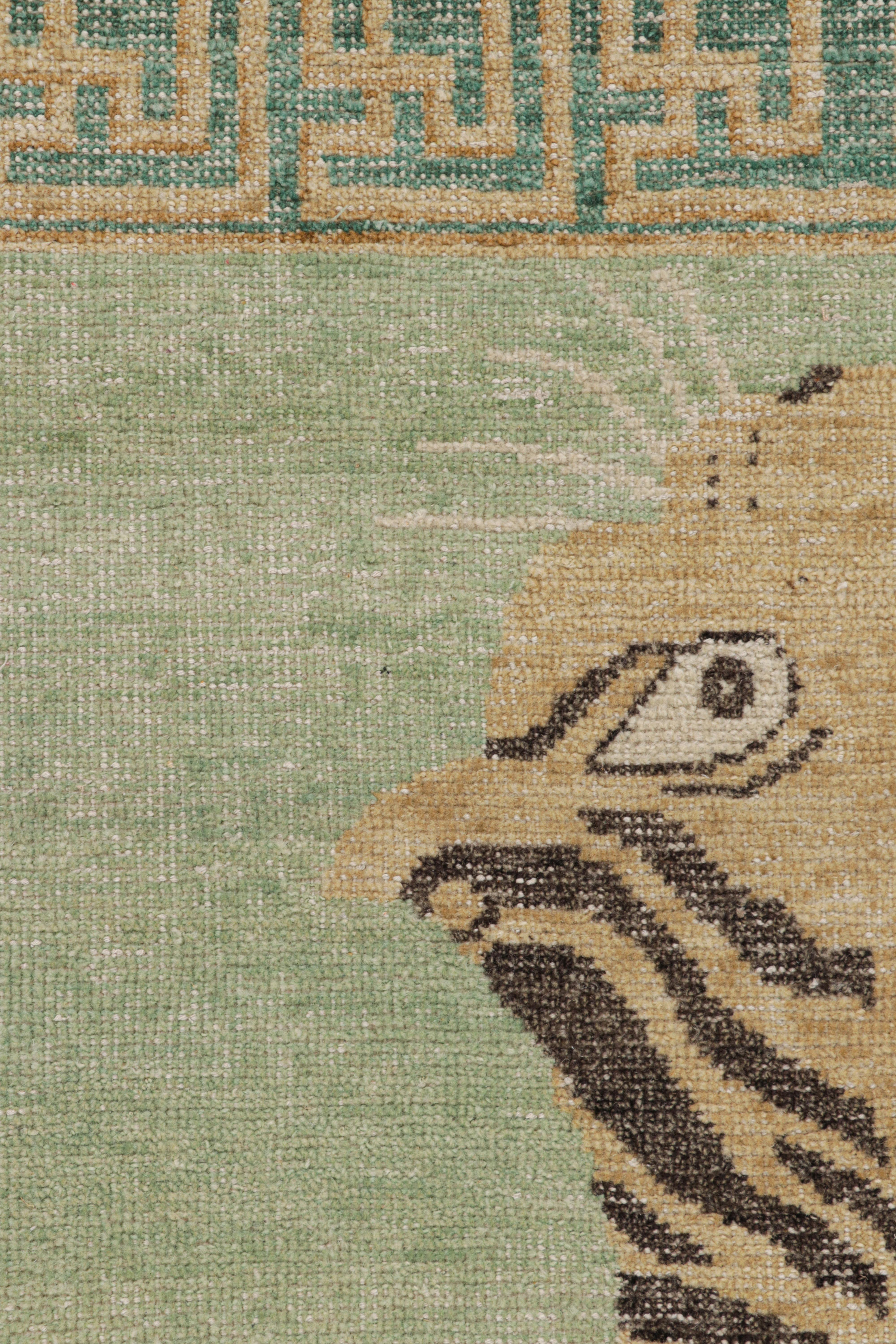 Diseño de alfombra Rug & Kilim de piel de tigre envejecida en verde con dibujos Siglo XXI y contemporáneo en venta