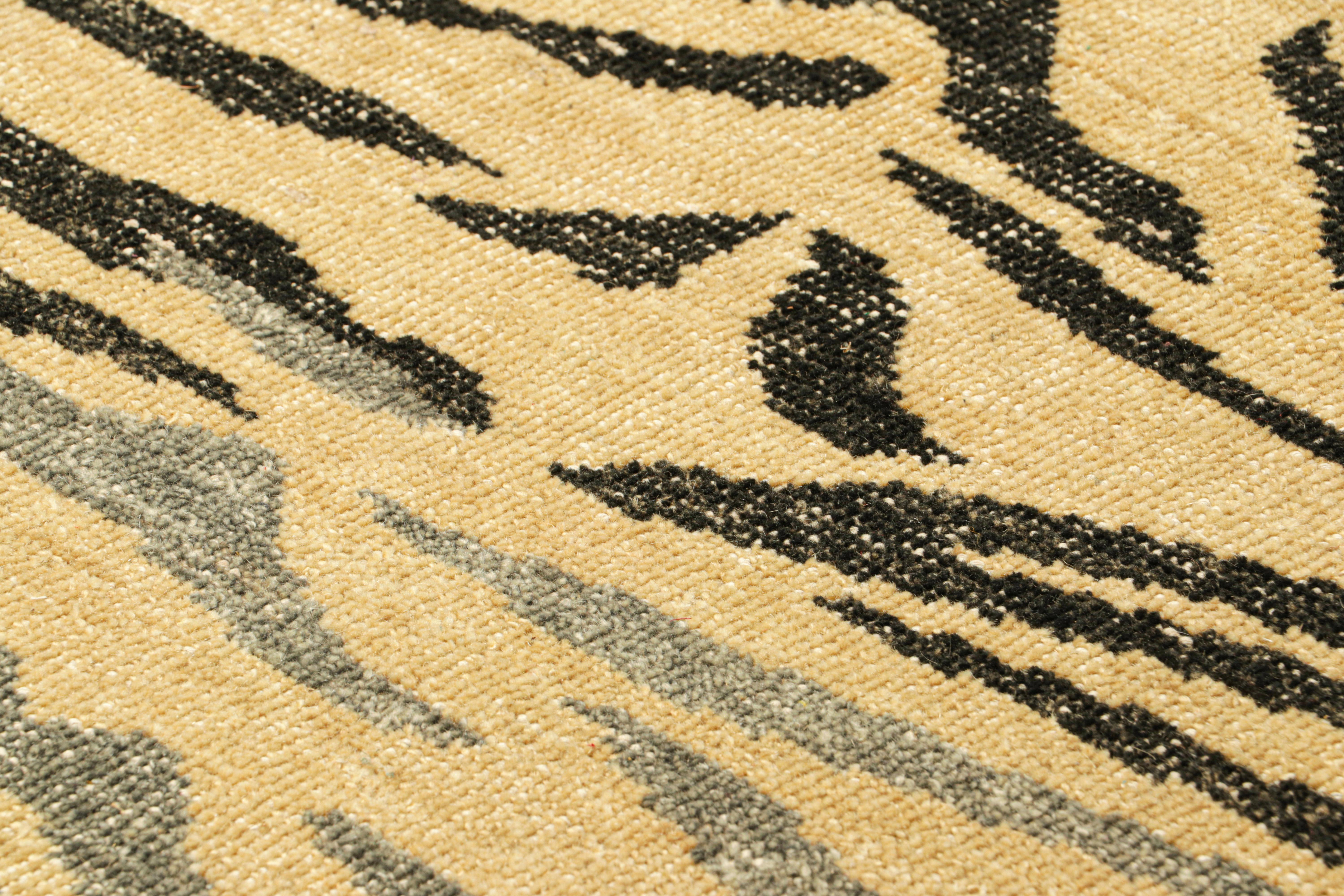 Questo tappeto 3x6 tigrato in lana annodato a mano è un'audace novità della collezione Homage di Rug & Kilim. 

Sul design: 

Gli amanti dell'artigianato noteranno che questo tappeto runner si ispira agli antichi disegni dei tappeti tibetani, in