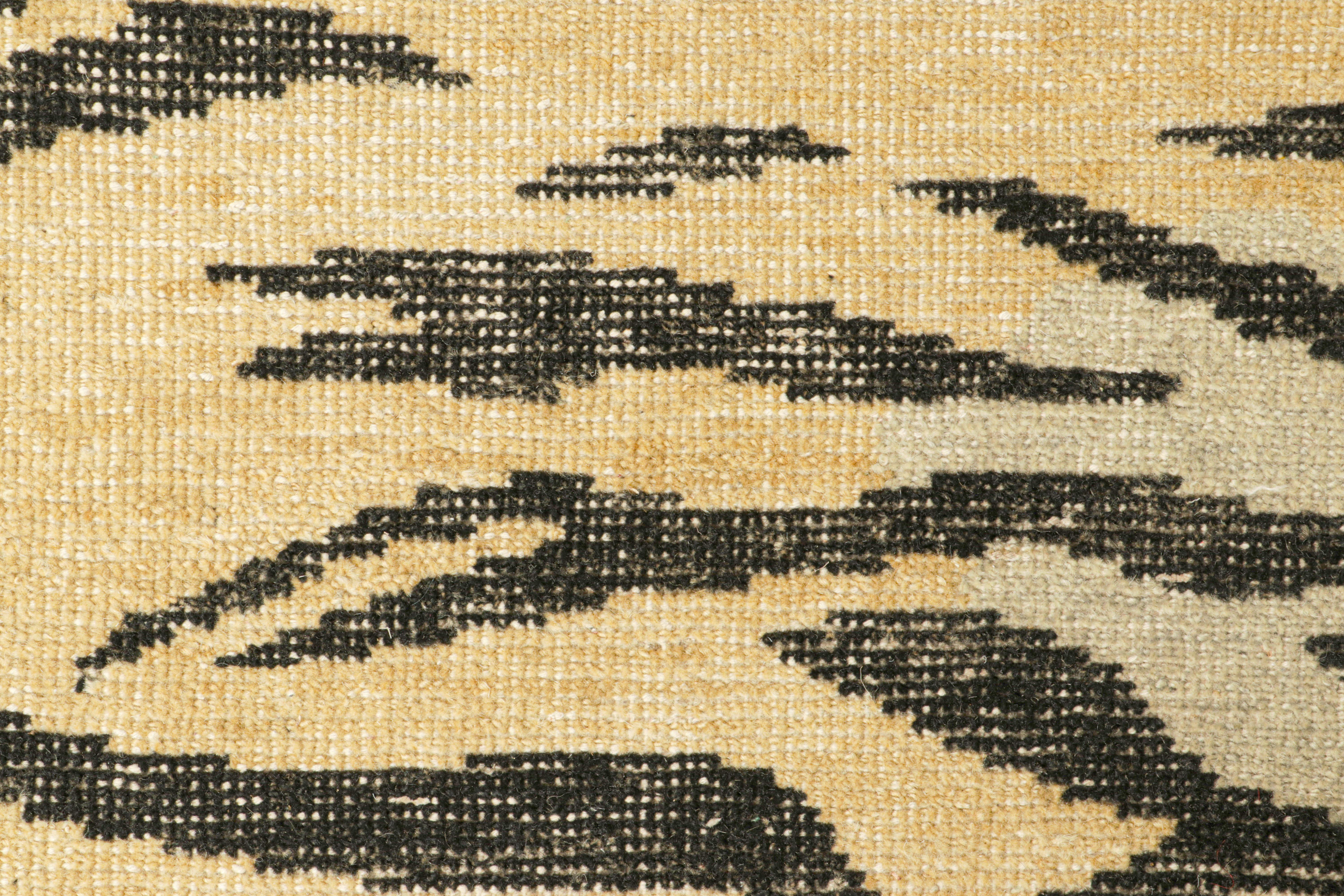 Indiano Rug & Kilim è un tappeto in pelle di tigre con toni oro, nero e grigio. in vendita