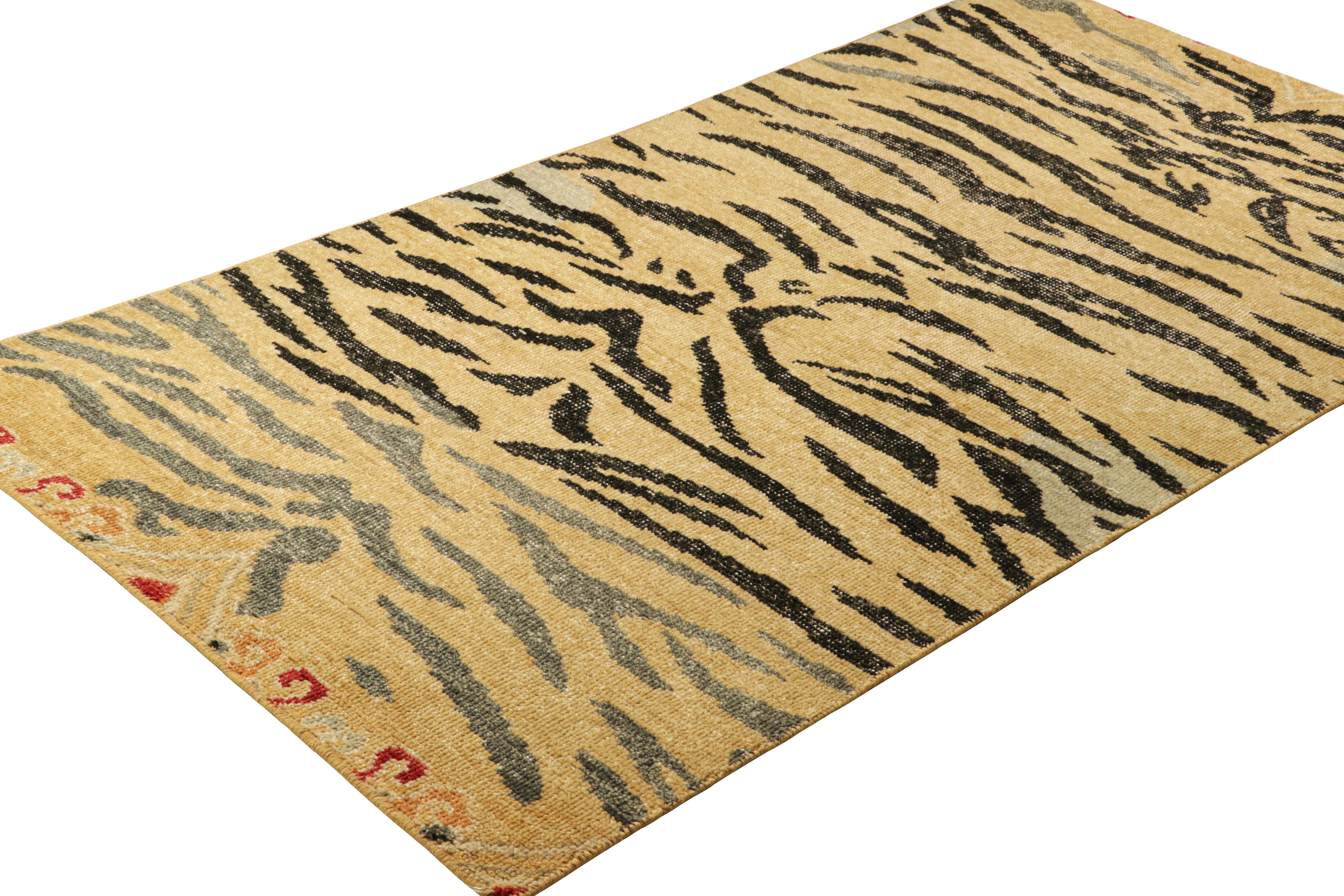 Annodato a mano Rug & Kilim è un tappeto in pelle di tigre con toni oro, nero e grigio. in vendita