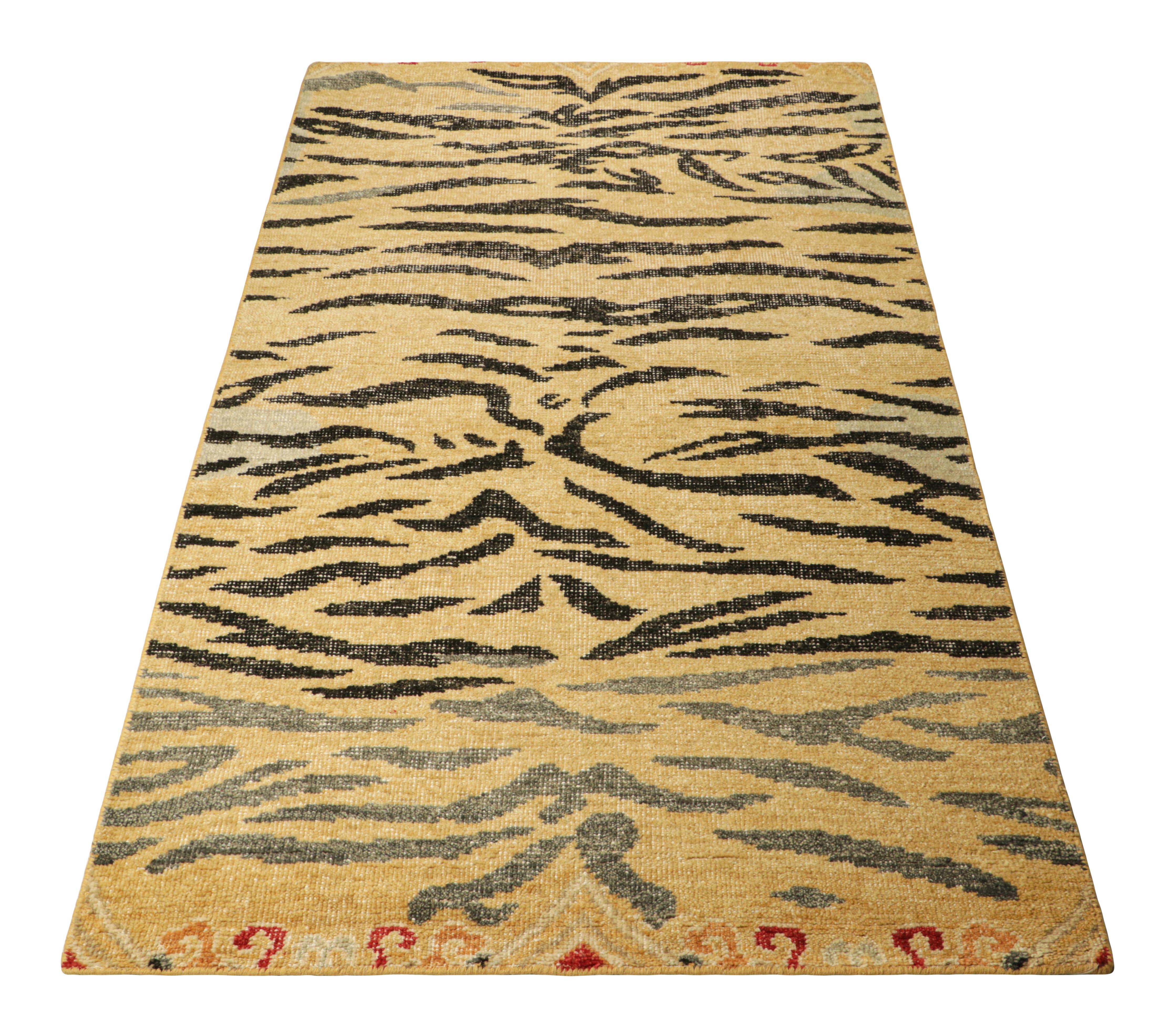 Rug & Kilim è un tappeto in pelle di tigre con toni oro, nero e grigio. In condizioni Nuovo in vendita a Long Island City, NY