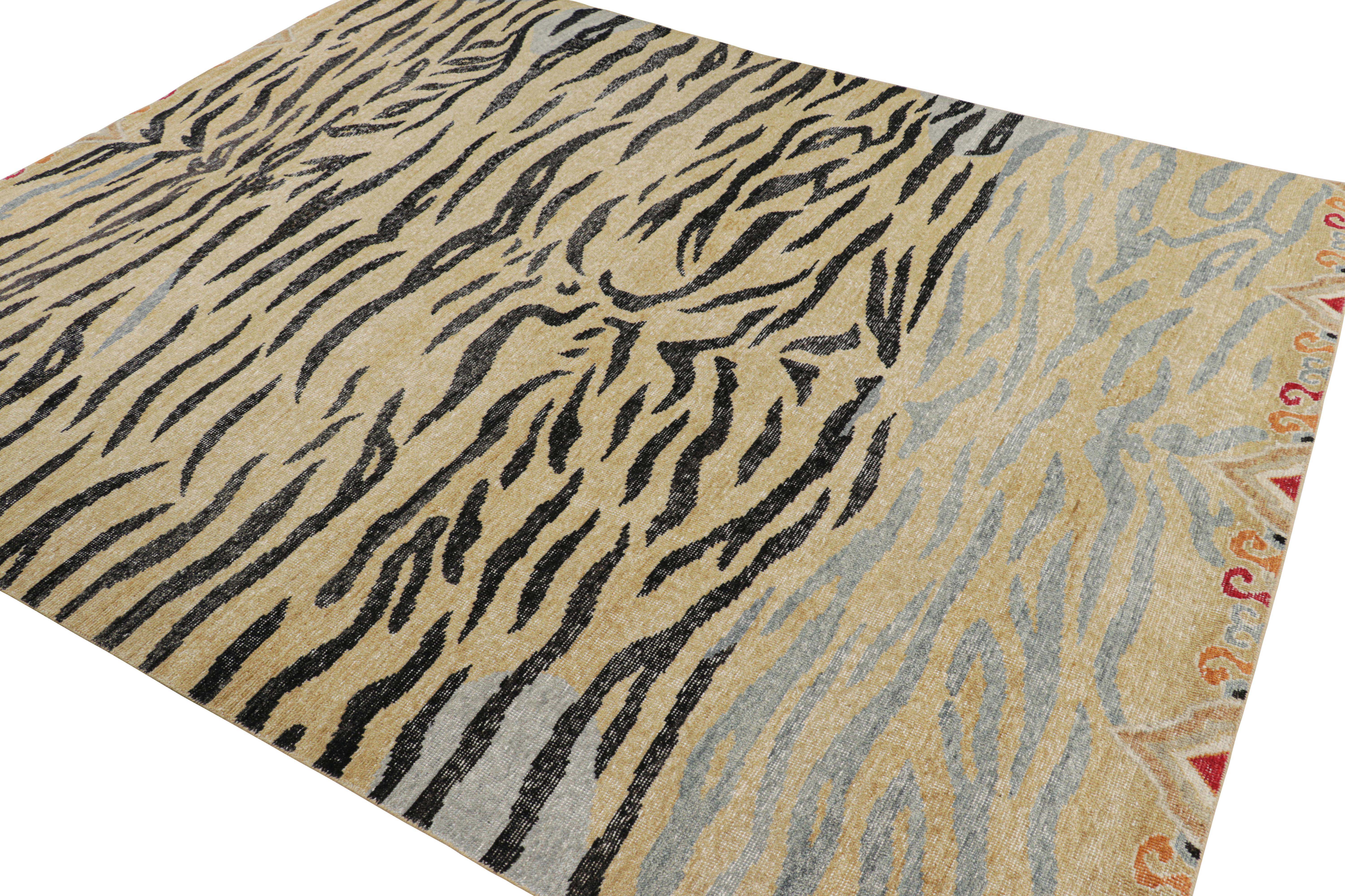 Rug & Kilim è un tappeto in pelle di tigre con toni oro, nero e grigio. In condizioni Nuovo in vendita a Long Island City, NY