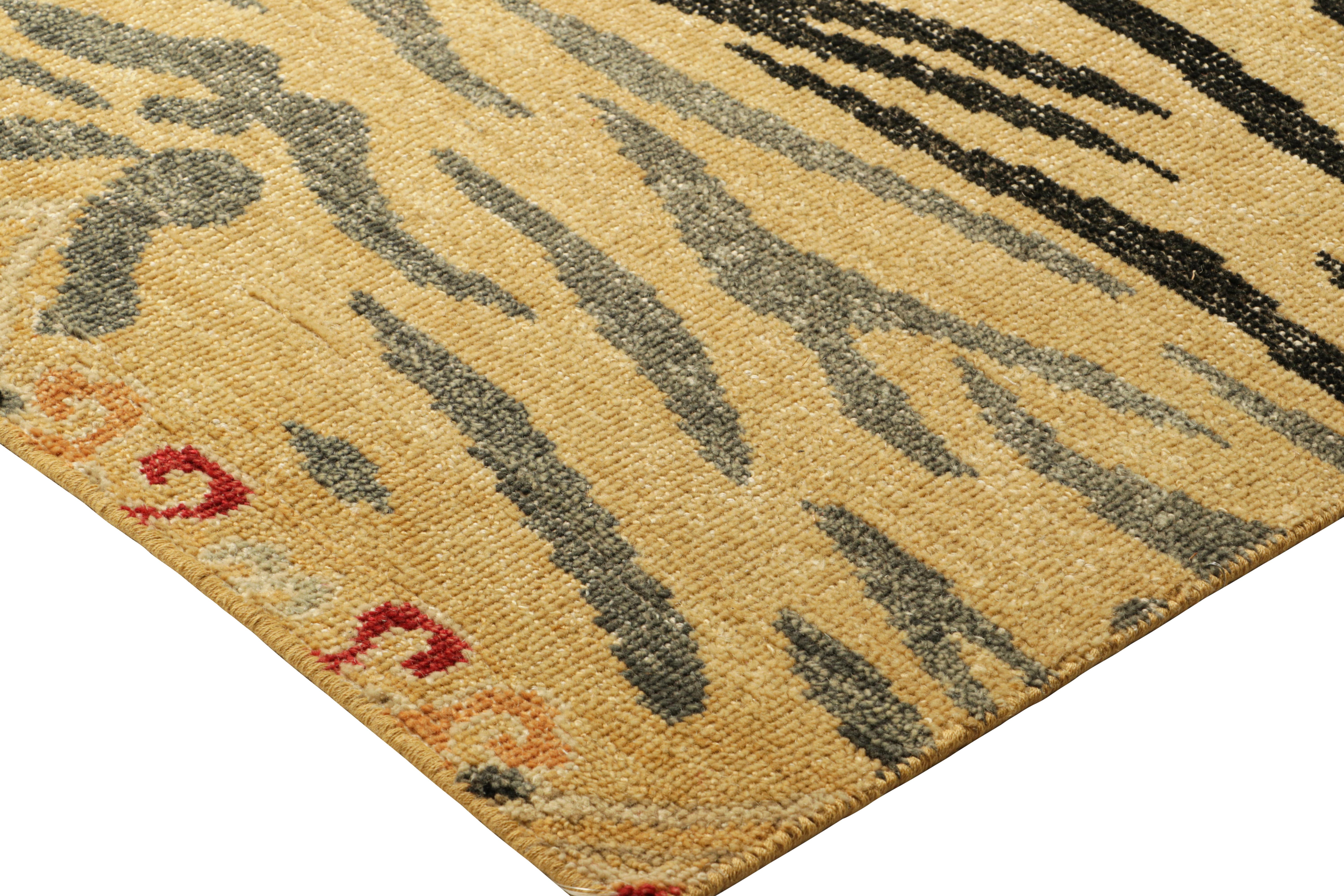 XXI secolo e contemporaneo Rug & Kilim è un tappeto in pelle di tigre con toni oro, nero e grigio. in vendita