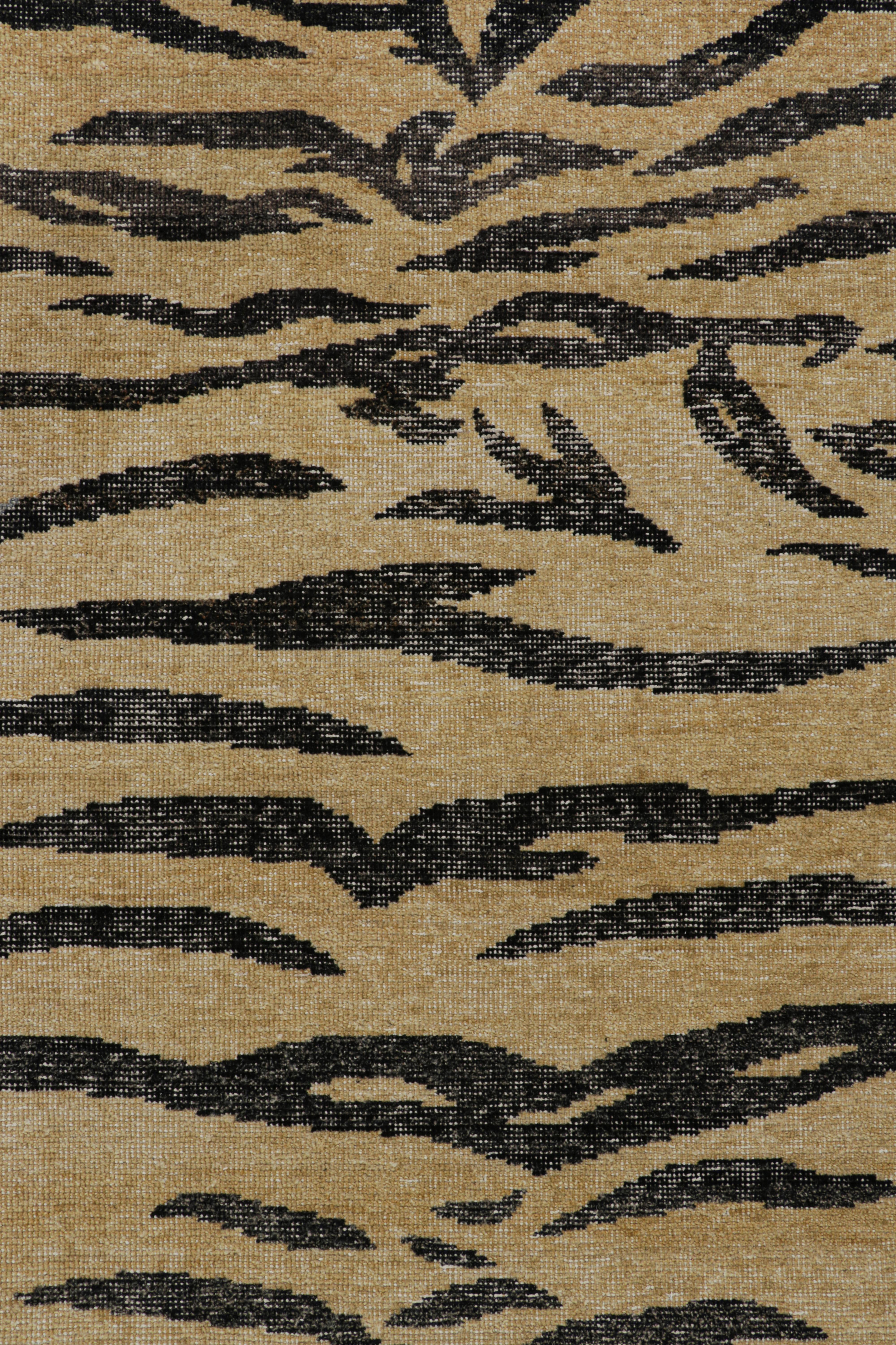 XXI secolo e contemporaneo Rug & Kilim è un tappeto in pelle di tigre con toni oro, nero e grigio. in vendita